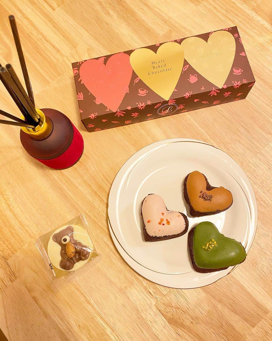りかみし（みしまりか）のインスタグラム：「happy Valentine❤️  可愛いValentineもらった❤️  そして美味しかった❤️  私今日の夜ホールケーキ作ろうかな❤️  最近チョコ欲が止まらない…  #valentine」