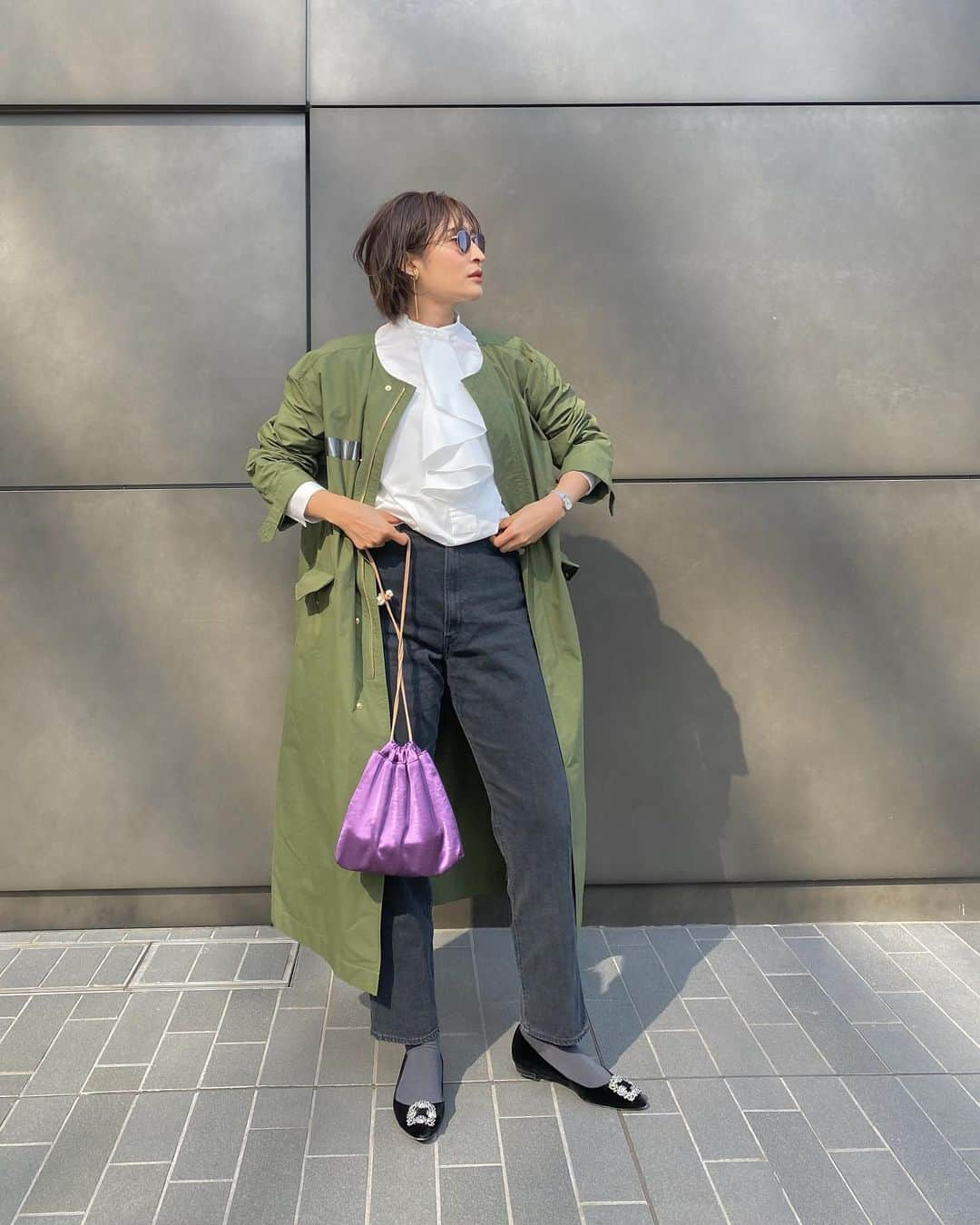 Ayaさんのインスタグラム写真 - (AyaInstagram)「#outfitoftheday  . パープルにカーキ ブラウスはフリル付き♡ フリルがめくれ上がってリップがついちゃったけど🥲 . tops @whimgazette_official  denim @yanuk_official ✖️ @ayaaa0707  outer @un_number.official  bag @georges_co_jp  shoes @manoloblahnik #春アウター#フリルブラウス#ブラウス#モッズコート#モッズファッション#マノロブラニク #manoloblahnikhq #ヤヌーク#yanuk#ウィムガゼット#whimgazette#パープル#カーキ#カーキコーデ#カーキコート #アンナンバー#unnumber」2月14日 17時12分 - aya_green1010