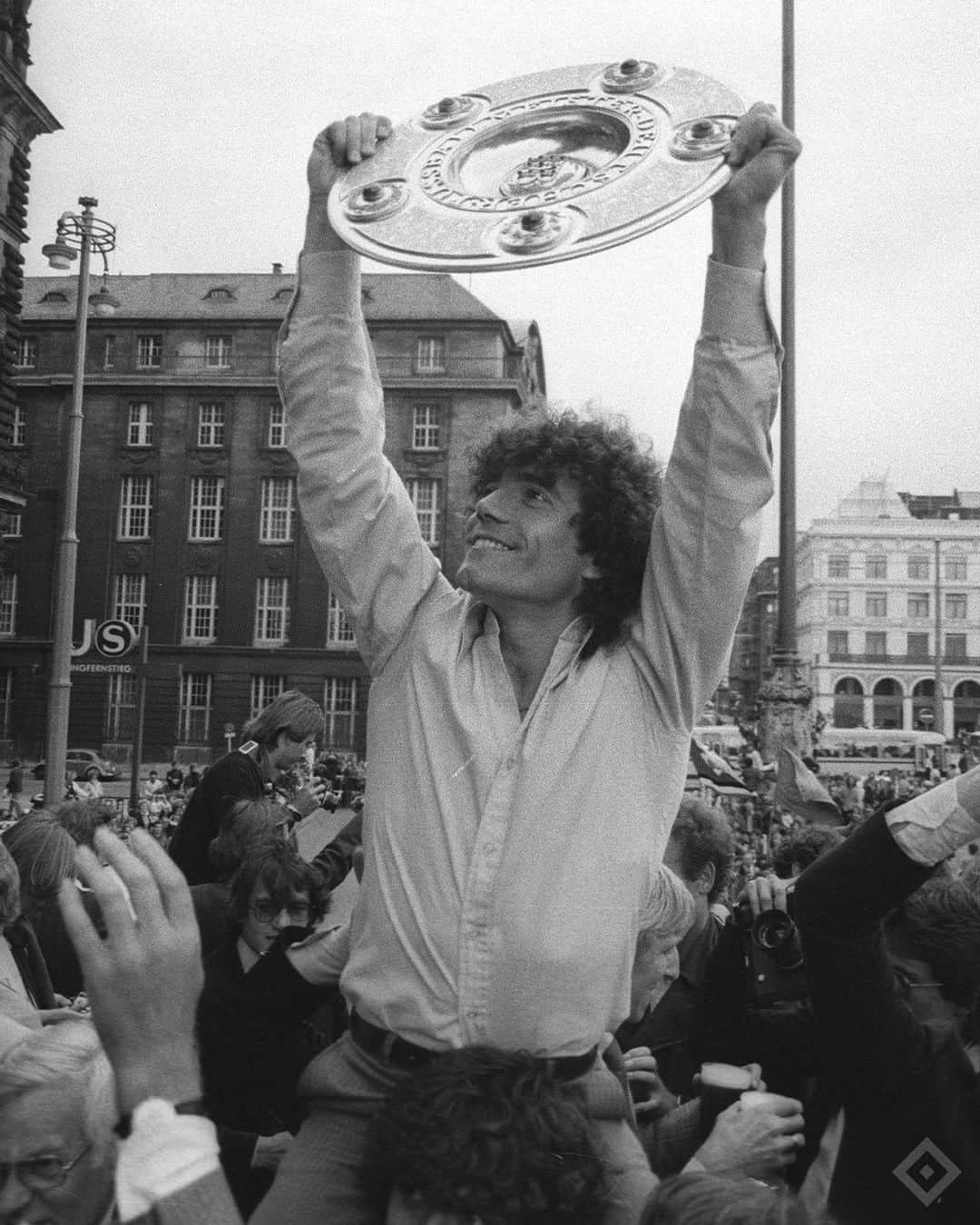 ハンブルガーSVさんのインスタグラム写真 - (ハンブルガーSVInstagram)「Deutscher Meister, Europas Fußballer des Jahres, brillanter Stürmer – Heute feiert mit Kevin #Keegan einer der größten HSVer aller Zeiten seinen 7️⃣0️⃣. Geburtstag 🎂 Wir wünschen der „Mighty Mouse“ alles Gute zum Ehrentag und Glück sowie Gesundheit für das neue Lebensjahr 💐💐💐   #nurderHSV #Keegan #HappyBirthday  📸 @witters_sportfotografie」2月14日 17時13分 - hsv