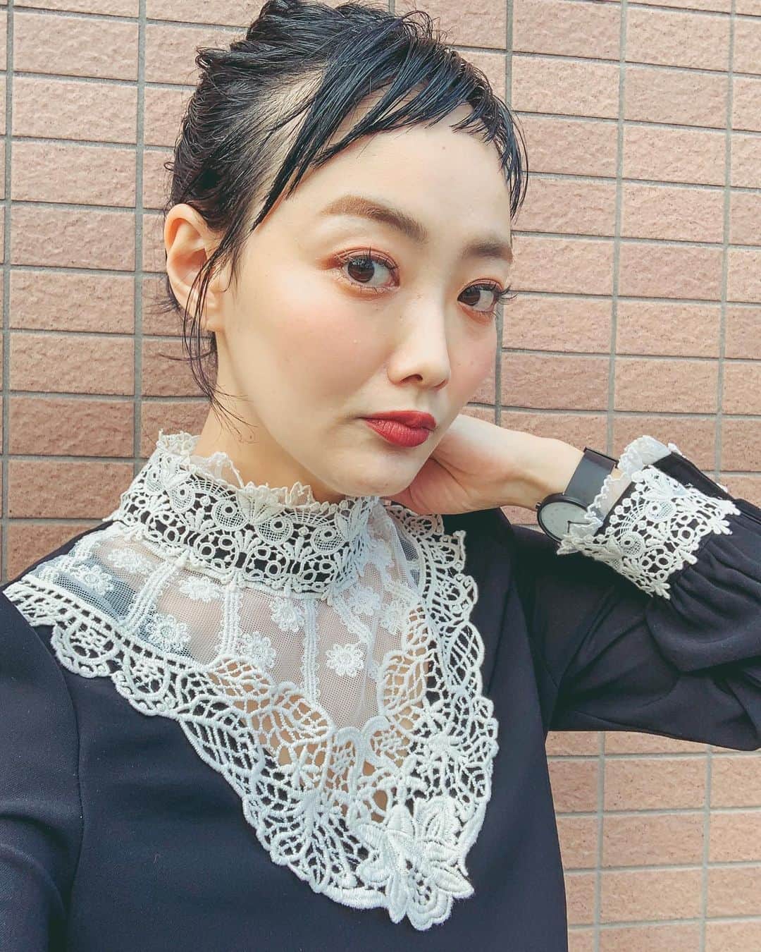 田中真奈美のインスタグラム：「嬉しいレースの服💕 . 首元の高さやVラインのレースの影響か、なんだか華奢に見える気がする😍 . 産後痩せれてなく、育児でたくましい感じになってるので有難いな🙏🏻✨💕 . こういう服好き✨🎶 . 美容師目線の話しなんですがこんな感じの服を着てご来店されたら仕上げの時にアレンジさせて欲しいな〜😍ってワクワクするんですよね💕🎶 . @amail_official 👗✨ . #switchmanami」