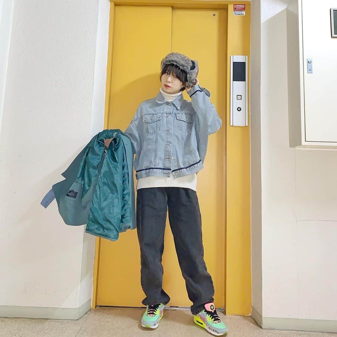 光永さんのインスタグラム写真 - (光永Instagram)「新しいグリーンコートでレイヤードコーデ🧥🌿 2wayでショートアウターにもなるねんこれ🥺 中のジージャンはボタン上まで閉めて、トップスとして着ました◎ . アウター：#CASPERJOHNAIVER ジージャン：#J023 タートルネック：#arcoiris  デニム：#mayree スニーカー：#NIKE フライトキャップ：#newera . . #ootd #メンズライク #ボーイッシュコーデ #グリーンコート #ボーイッシュ #メンズライクコーデ #レイヤード #airmax90 #airmax90lx #白タートル #フライトキャップ」2月14日 17時14分 - hinata_official__