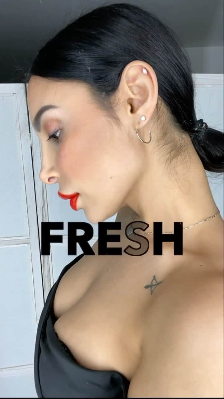 sananasのインスタグラム：「Tu as la flemme ? 🤷🏻‍♀️Le teint flawless et la bouche rouge💋is all you need ! 🌹 C’est THE make up simple, frais et lumineux pour la Saint-Valentin (ou pas 😜)Il y a 6 ans sur ma chaîne YouTube je mettais 9/10 au fond de teint Luminous Silk d’ @ArmaniBeauty dans une vidéo “First impressions” (elle est encore dispo 😄) et aujourd’hui le voilà toujours sur les devants de la scène 👌🏻La gamme luminous silk en général vous apportera toujours lumière, glow naturel, pigmentation et résultat pro mais toujours en vous garantissant le #NoFauxPas car vous ne pouvez pas vous louper 😉 Qui connaît ces produits ?   Details 💄 -Fond de teint luminous silk 5.75 : https://bit.ly/2Jwt3LO -Luminous silk concealer : https://bit.ly/3djV6Lo -Luminous silk poudre 3 : https://bit.ly/3ddtBDA -Luminous silk poudre 8 (pour réchauffer) : https://bit.ly/3ddtBDA -Fluide embellisseur 11 : https://bit.ly/39Kii3j -Fluide embellisseur 5 : https://bit.ly/3dcKVsg -Crayon sourcils 1 : https://bit.ly/2QaE9Xp -Lip Maestro 401 : https://bit.ly/3b3BJnk  Dispo chez @sephorafrance 🛍 # SponsoriseParArmaniBeauty  #LuminousSilk #ArmaniBeauty」