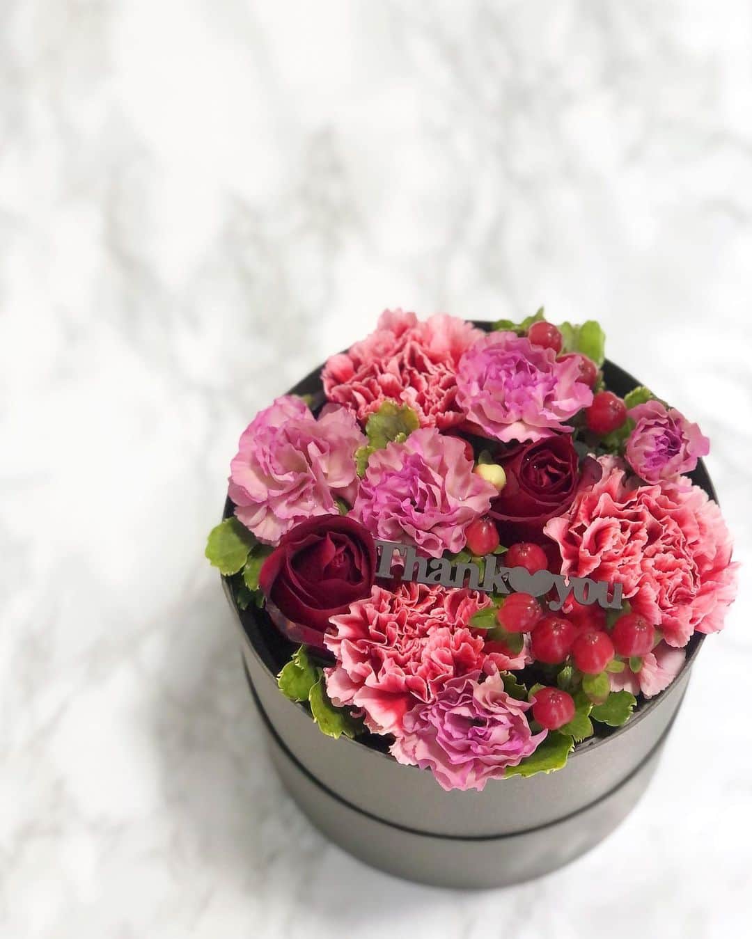 Manaさんのインスタグラム写真 - (ManaInstagram)「🌹𝑽𝒂𝒍𝒆𝒏𝒕𝒊𝒏𝒆'𝒔 𝒅𝒂𝒚🌹 𝒍𝒐𝒗𝒆𝒍𝒚 𝒇𝒍𝒐𝒘𝒆𝒓 𝒃𝒐𝒙... 𝑻𝒉𝒂𝒏𝒌 𝒚𝒐𝒖♡ . . . . . . . #valentineday #valentine #thankyou #present #flowerbox #flowers #rosebouquet #carnation #valentinesdaygift #lovelyflowers」2月14日 11時53分 - mana.tcy