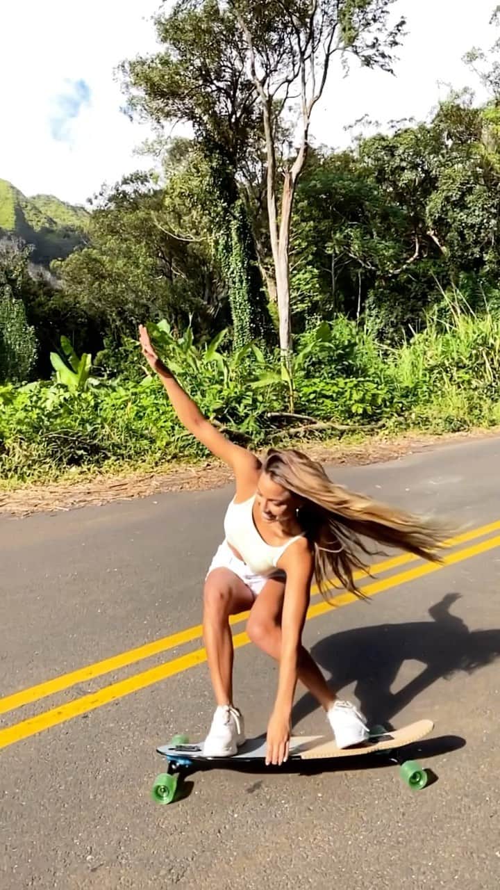 ティア・ブランコのインスタグラム：「Always love messing around on my @sector9 💛💛💛 video credit @aaron_nakamura」