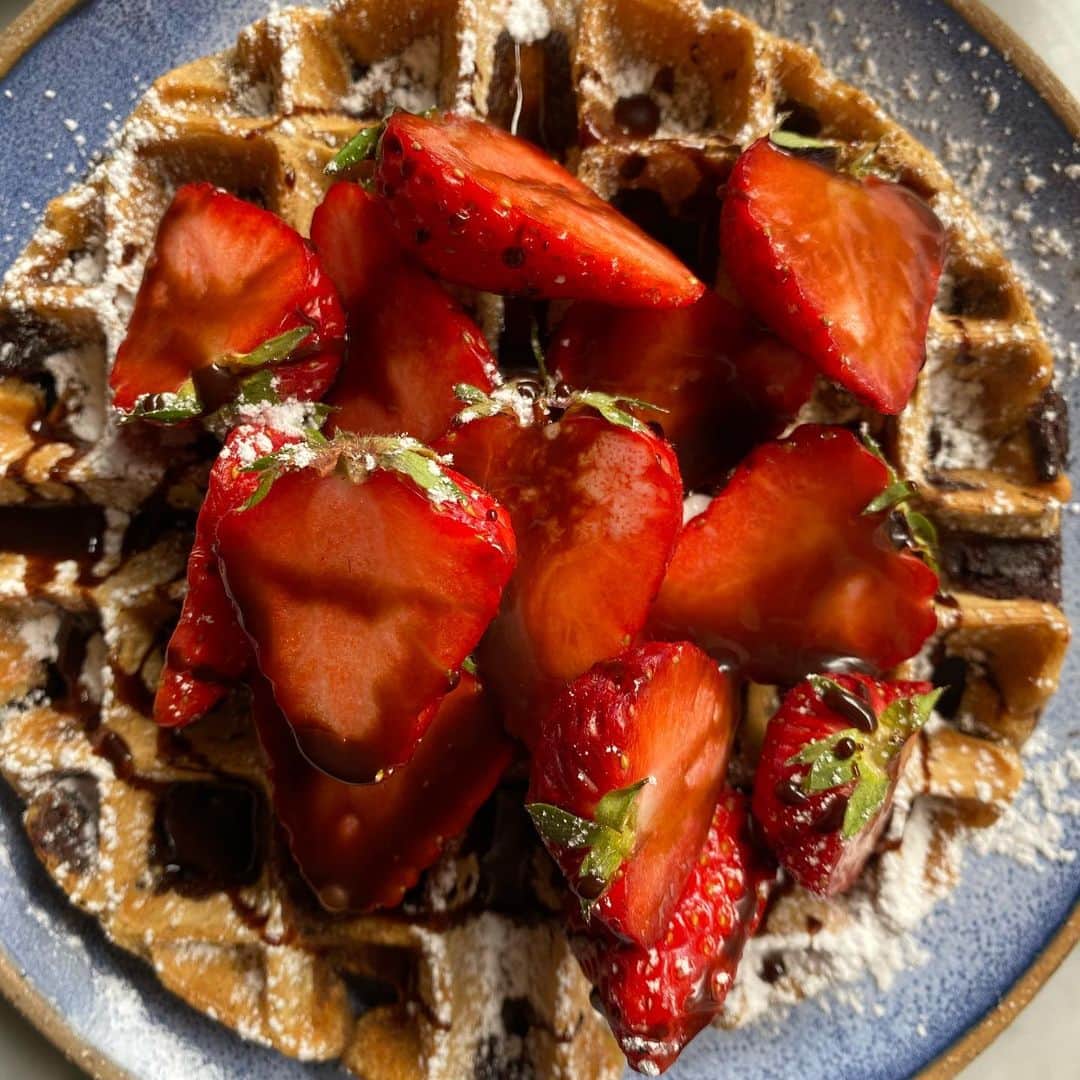 Symmetry Breakfastさんのインスタグラム写真 - (Symmetry BreakfastInstagram)「Will you be my Valentine? ❤️ Chocolate strawberry waffles with some balsamic glaze to cut through all the sweetness. We’ll be spending it with our friends making dumplings for the Lunar New Year 🧧🎉 I’ve never been one for Valentine’s, always thought it was too commercial for my taste but I am happy to be spending it with some of my favourite people...Mark included 🤪 #symmetrybreakfast」2月14日 11時50分 - symmetrybreakfast