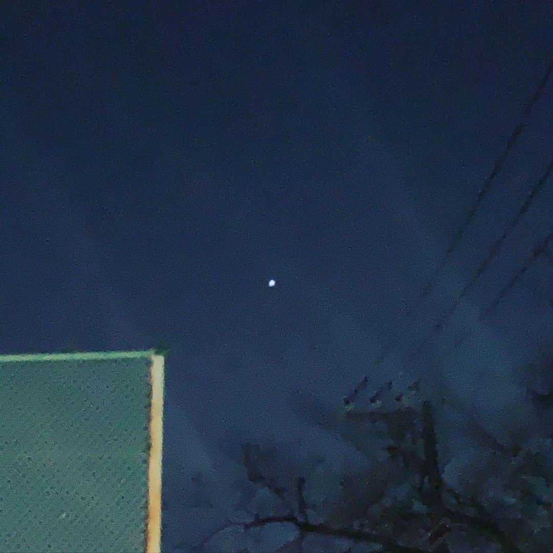 松田岳二さんのインスタグラム写真 - (松田岳二Instagram)「昨夜の地震の後にポスト投函に出た。新月から1日目、まだ月の居場所は見つけられなかったけどシリウスがめっちゃ明るかった。  #つきかけ #regardelalune」2月14日 11時50分 - cbsmgrfc