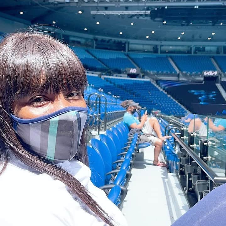 ビーナス・ウィリアムズのインスタグラム：「Real-time moments, watching Warrior Queen and baby sis @serenawilliams @australianopen LETS GO!」