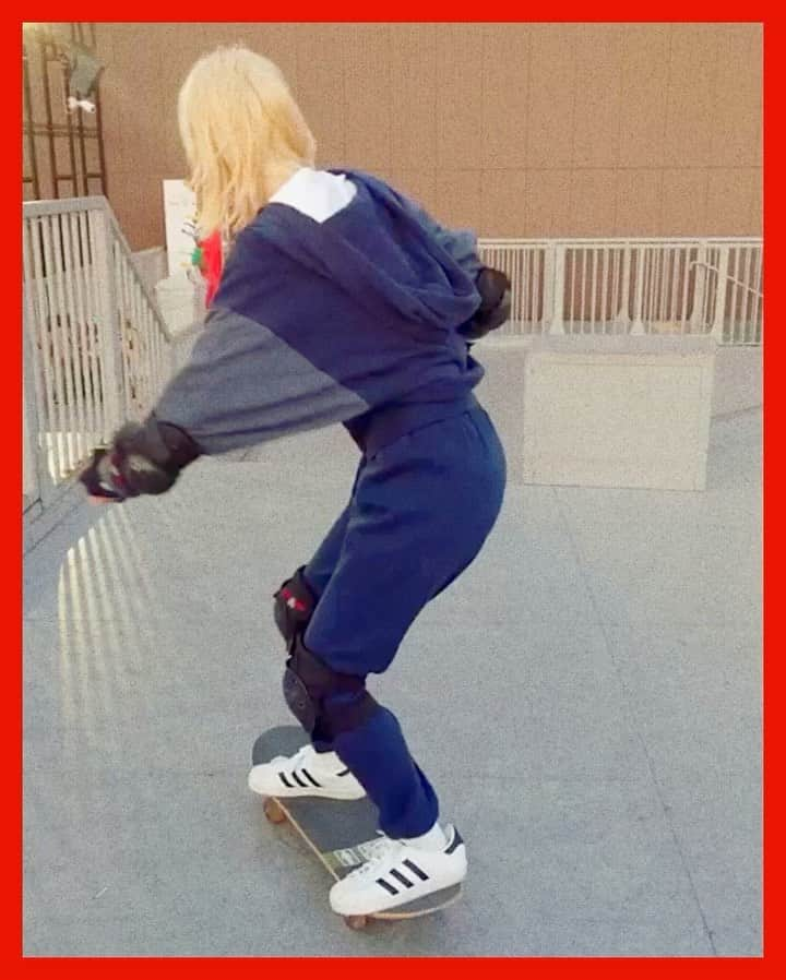 ユウキのインスタグラム：「LEARN HOW TO SKATEBOARD🛹 DAY3 きのうの練習成果💙 チックタックできたよ！！わー！ たくさんの人に褒めてもらって…ああ🤤💕 おかげで今日は全身筋肉痛！おしりにアザもできた！笑 マイライフにスケボーが欠かせなくなってきたよ💙 もっと練習する💙 #skateboard #skateboading #スケボー上達日記 #learnhowtoskateboard」