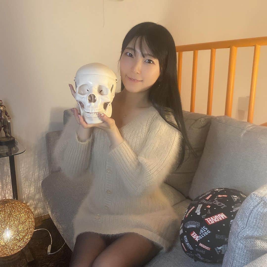 服部彩香のインスタグラム：「【 @bikotulabo 】さんに伺ってきました✨ 体がゆがみまくっているだろうということと 肩、肩甲骨がガチガチだったので 全身美骨調整コースを受けてきました⭐ 首なんてゆがみまくってて 骨の音が凄かった😰😰 リラックスした店内で施術して頂いて 体がスッキリ🍃✨ また来月も定期的に伺おっと✨ . 私のインスタ見たで10,000円offで 施術して頂けるのでみんなもスッキリしに行ってみてね🎶 . #美骨labo  #プライベートサロン #矯正 #美容 #肩こり #肩甲骨  #骨盤矯正 #小顔 #整体 #リラックス」