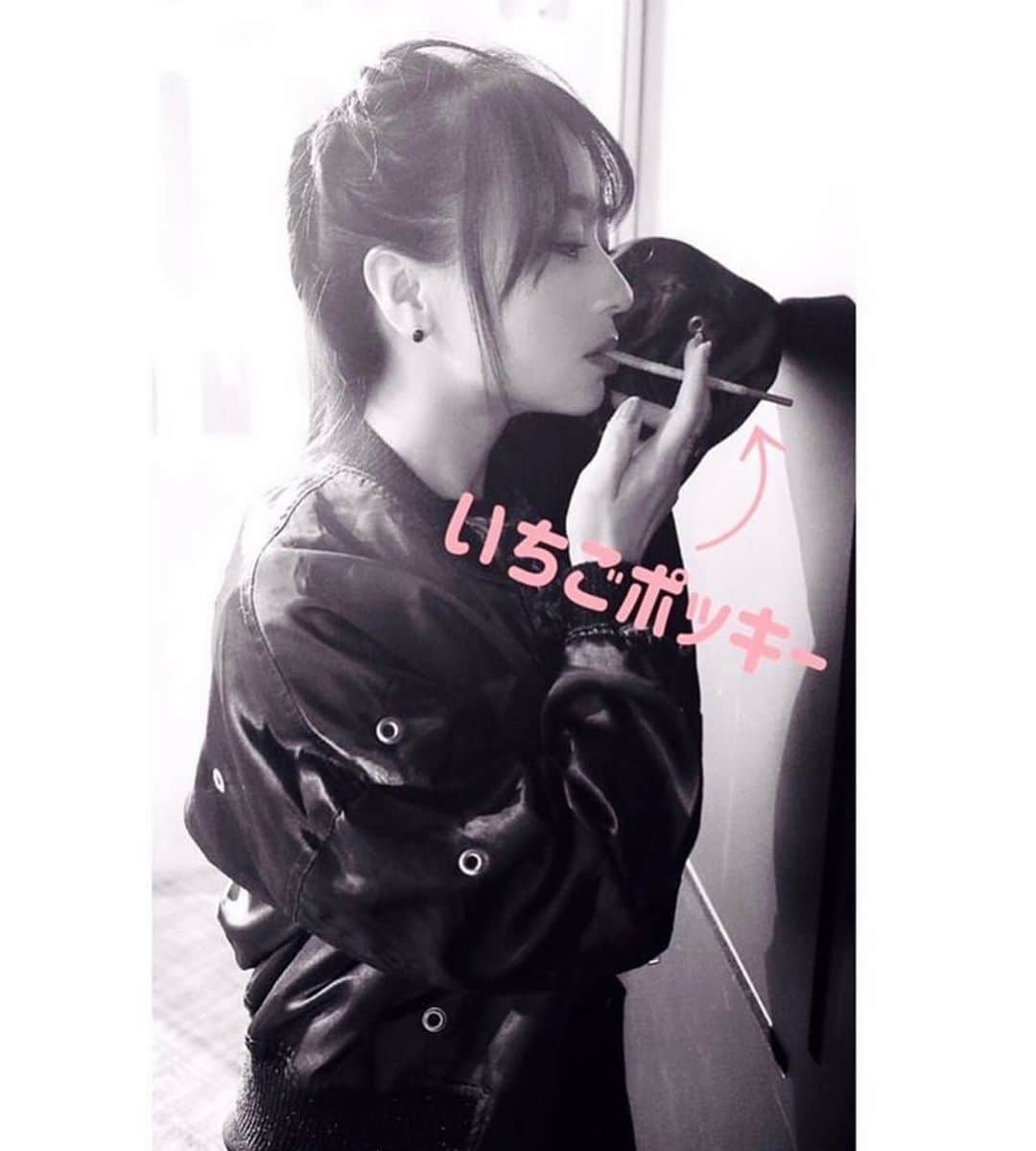久保亜沙香さんのインスタグラム写真 - (久保亜沙香Instagram)「🤍Happy Valentine🤍  なつかし🍓🍫 そいえばバレンタインライブのコミュニケーションタイムでポッキーあーんしたのもなつかしい˙º̬˙  距離が遠くなったね。  心は寄り添っていますよ 𖠋 𖥧」2月14日 11時59分 - asaka_kubo