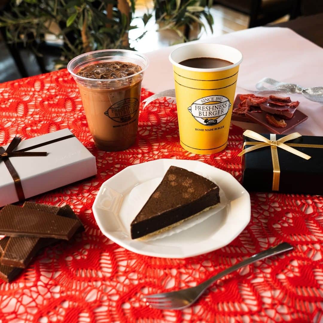 フレッシュネスバーガー【公式】さんのインスタグラム写真 - (フレッシュネスバーガー【公式】Instagram)「【バレンタイン】 . . Happyバレンタイン🍫 . . バレンタインといえばチョコレート。 フレッシュネスバーガーでもチョコレートの商品が3つあります✨ . １つ目は濃厚なガトーショコラのケーキ。 ２つ目はショコラというドリンクのホット。 ３つ目はショコラのアイス。 . . 一休みに来た時、ハンバーガーを食べた後のおやつに。 いかがでしょうか☺︎ . . .  #フレッシュネスバーガー #フレッシュネス #FRESHNESS #おいしい  #ハンバーガー #ランチ #チョコレート  #バレンタイン #cafe #プレゼント #デザート」2月14日 12時00分 - freshness_1992