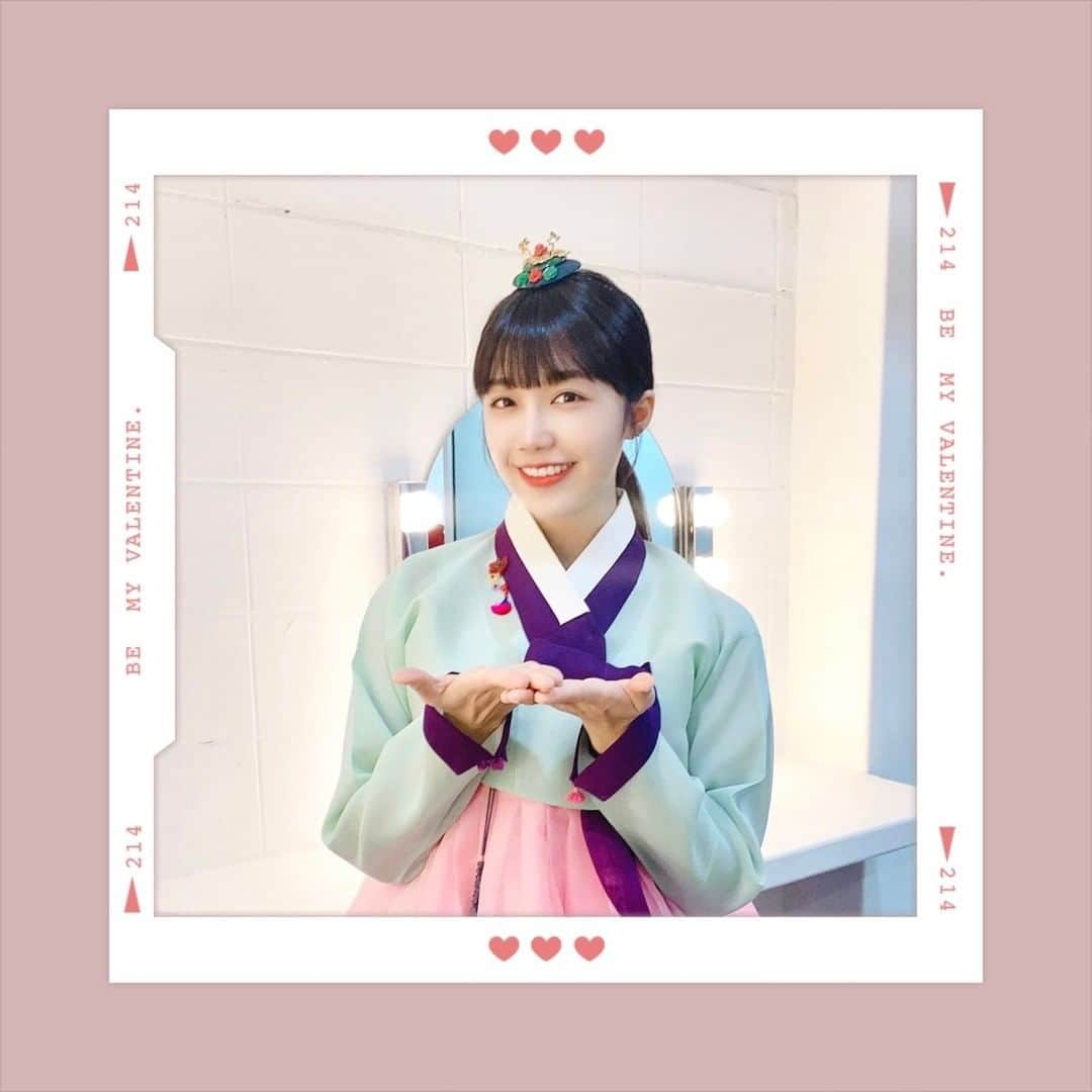 Apinkさんのインスタグラム写真 - (ApinkInstagram)「[#에이핑크] PANDA🐼들의 발렌타인데이를 더 달콤🍭하게 해줄 핑수니들의 달콤🍫하고 사랑💕 가득한 하트 셀카가 도착했습니다😍 핑수니들 사진과 함께 사랑💗 넘치고 달콤🍬한 발렌타인데이 보내세요! 핑수니들과 함께 Happy Valentine's Day💝  #Apink #초롱 #보미 #은지 #나은 #남주 #하영 #발렌타인데이 #Happy_Valentine」2月14日 12時00分 - official.apink2011