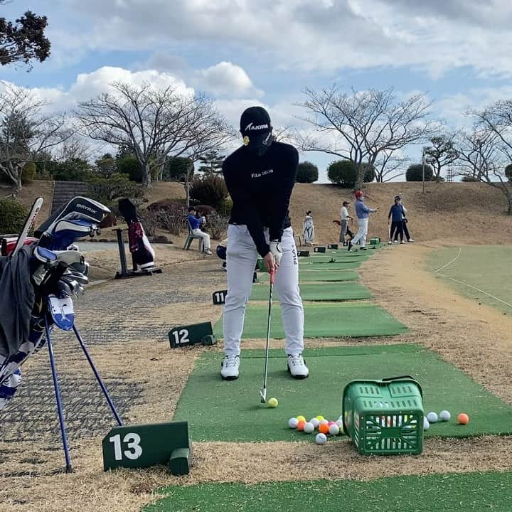 のインスタグラム：「私はゴルフのプレーの時もマスクなんですけど、このマスク呼吸が苦しくないからおすすめです✌️ ダクト機能で、簡単に通気性いじれるし、2部屋構造でメガネやサングラスがくもりせん！ 詳しくは、makuakeで検索してみてください！ @makuake_official  今日、14日までお安く購入できるみたいです✨  しおりさんに動画お願いして撮ってもらったら、ほんのちょっとダフリ気味だけどバレないと思うって言われたから使いましたー🤣 ボール３つもいれてる😅  #makuake #マスク #ゴルフ #fila #filagolf #有馬カンツリー倶楽部 #アキラプロダクツ #informsystem」