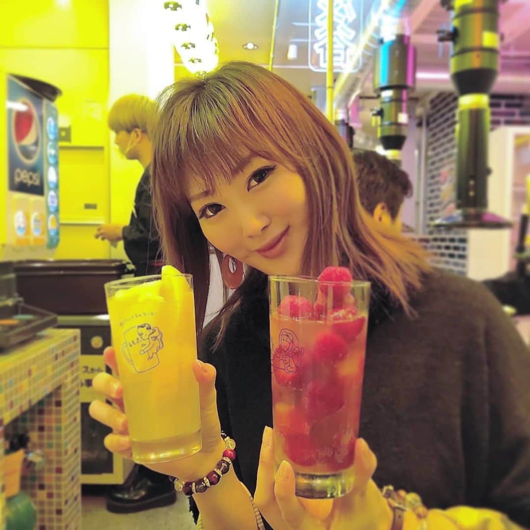 松浦麻里奈のインスタグラム：「激安😘👍牛のホルモン一頭買い、生ホルモン食べ放題1498円と、卓上にあるサーバーで、自分で入れるレモンサワー飲み放題500円！  渋谷に出来た「レモホル酒場」へ🥺✨✨ @shibuya_ekimae_lemohoru  2/16 オープンです(◕ᴗ◕✿)  フローズンレモン、 フローズンいちご、もレモンサワーで🤗👍 ソフトドリンクもあるし、  ごはん、オツマミ系、もつ煮やもつカレーなど サイドメニュー食べ放題480円もある！！  しかも、モツたっぷりと入ってるのにビックリ！ 焼きうどんも、これまたモツたっぷりと🤔  ホルモンの種類は ハツ、レバー、ハチノスなどが入った「赤盛り」  小腸、テッチャン、赤センなどが入った「白盛り」。  卓上には、味付け豊富な調味料があるよ😋  そのほか、「センマイ刺し」「炙（あぶ）りレバー」 ヤンニョムチキン、フライドポテトも、牛タンとか 結構満足出来るところであった(ﾉ◕ヮ◕)ﾉ*.✧  #レモンサワー#レモホル酒場#レモホル酒場渋谷 #渋谷グルメ#ホルモン#食べ砲だ　渋谷ランチ#渋谷ディナー #新店舗#焼き肉#渋谷焼き肉#渋谷ホルモン#お肉 #pr#dinner#lunch#drink#グルメスポット#グルメ女子 #美味しかった#ゴハン#お肉料理」