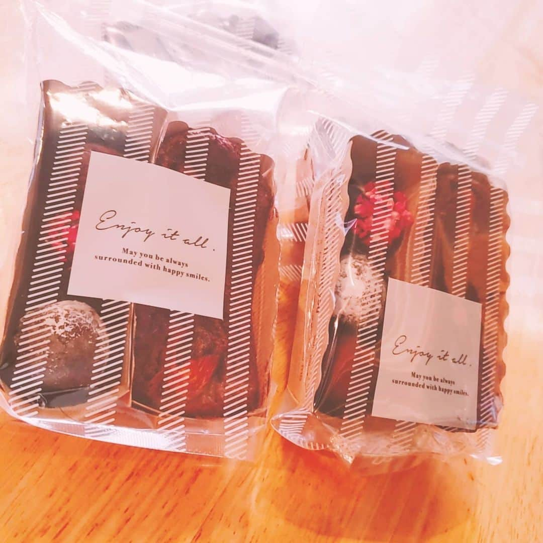 西真理子さんのインスタグラム写真 - (西真理子Instagram)「Happy♡Valentine  今年はガトーショコラと生チョコ🥧🍫😊 旦那ちゃん大好きなレアチーズケーキを作ったよ🤭 朝から喜んでもらって良かった🥰  今日もポカポカ陽気🌞 素敵なValentine dayを💓  #valentineday #handmadecake #chocolate #gateauchocolat #sweets #loveyou #rarecheesecake #今年も #手作りお菓子  #いつまで作れるかな #予想以上に  #喜んでくれた #幸せ #デコレーション #頑張った」2月14日 12時04分 - mari.nishi.7