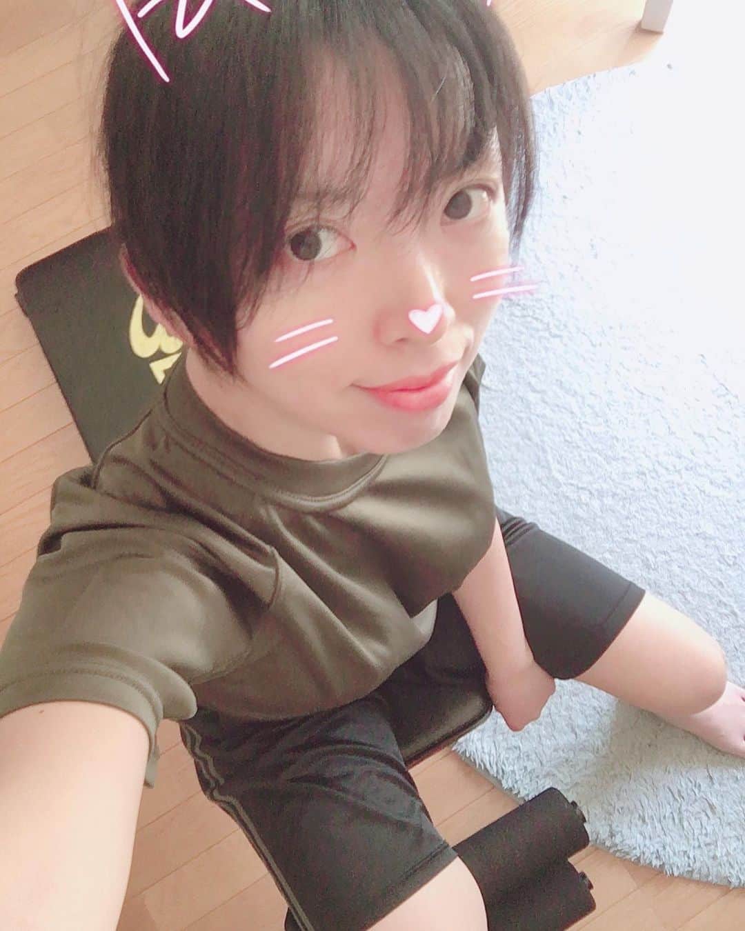 のインスタグラム：「産後しっかり休んで骨盤を安定させたら、代謝アップから始めて徐々に筋トレ復帰しようと思います💪  #gym #homegym #fitness #fitnesslife #gymlife #situps #abs #situpbench #rifle #army #m4 #muscle #selfie #training #eotech #magpul #japanesegirl #bodymake #bodymaker #筋トレ #筋トレ女子 #ミリタリーダイエット #ミリタリー #ボディメーカー #腹筋 #腹筋台 #シットアップ #ライフル #銃 #トレーニング」