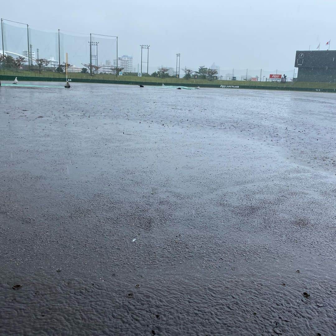 中日ドラゴンズ【公式】さんのインスタグラム写真 - (中日ドラゴンズ【公式】Instagram)「本日予定していた練習試合は 雨天中止となりました。 先ほどからの豪雨でグランドは この状況です。  #中日ドラゴンズ #dragons #2021沖縄北谷キャンプ #Agreスタジアム北谷 #沖縄 #昇竜復活その先へ #雨天中止」2月14日 12時09分 - chunichidragonsofficial