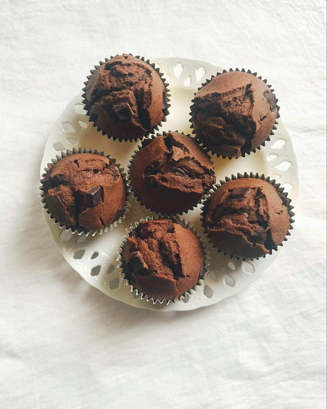 樹神さんのインスタグラム写真 - (樹神Instagram)「焼いてる時からチョコのいい匂い。  富澤のエキストラビターのクーベルチュールチョコでマフィンを焼きました。  残りもののムサカと一緒にバレンタインの朝ごはん。  皆さま地震にも引き続きお気をつけくださいー。  #チョコレートマフィン #バレンタイン #朝ごはん  #chocolatemuffin  #valentineday  #happyvalentinesday  #breakfast」2月14日 12時10分 - kotamaofficial