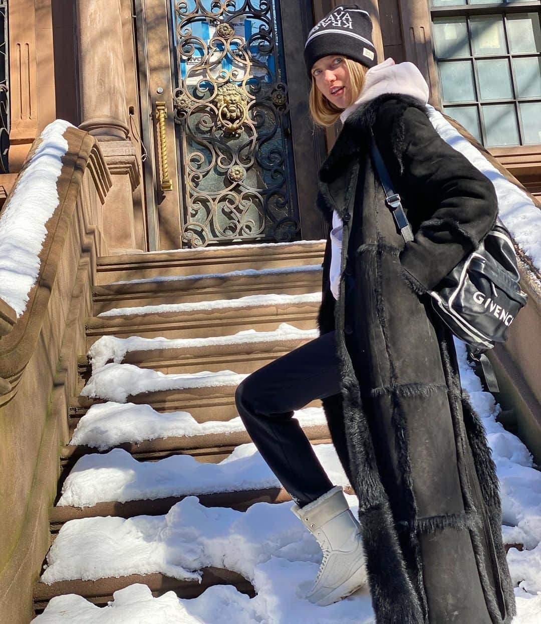 ヴラダ・ロスリャコヴァのインスタグラム：「It’s been a long winter in NYC and I’m happily wearing this warm 20$ real shearling coat I got at the flea market in Manhattan 2 years ago 😎 I used to be very against all sorts of “second hand” stores until occasionally found some treasures there. And how do you feel about buying preowned stuff?」