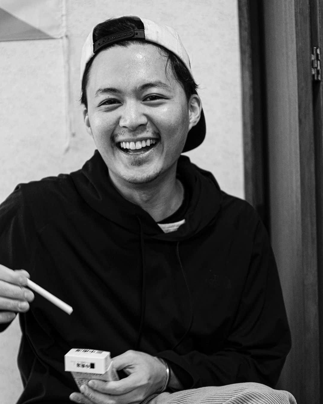 花田優一のインスタグラム：「、  今日も張り切っていこーう  撮影 タカハシアキラ  @akira_t_portrait  #花田優一 #工房 #shoes @craftsman #craftsmanship #smile #jobsnotfinished」