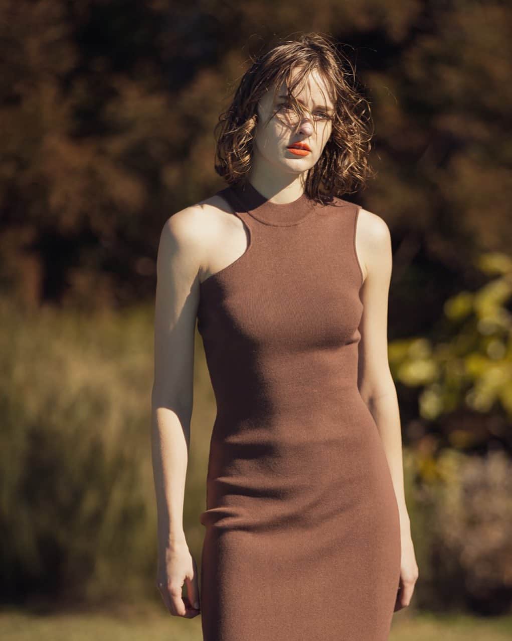 デュラスアンビエントのインスタグラム：「AMBIENT SPRING 2021 COLLECTION アシンメトリックなアームラインのカーブがエッジィで女らしい、ニットドレス。  ▫️ 𝗔𝘀𝘆𝗺𝗺𝗲𝘁𝗿𝗶𝗰 𝗱𝗲𝘀𝗶𝗴𝗻 𝗯𝗼𝘁𝘁𝗹𝗲 𝗻𝗲𝗰𝗸 𝗻𝗼 𝘀𝗹𝗲𝗲𝘃𝗲 𝗸𝗻𝗶𝘁 𝗼𝗻𝗲𝗽𝗶𝗲𝗰𝗲  【3月中旬発売予定】 〈Beige,Blue,Brown,Black〉 ＿＿＿＿＿＿＿＿＿＿＿＿＿＿＿＿＿＿＿＿ www.ambient-online.com @ambientofficial #アンビエント#ambient_official #springcollection #spring2021」