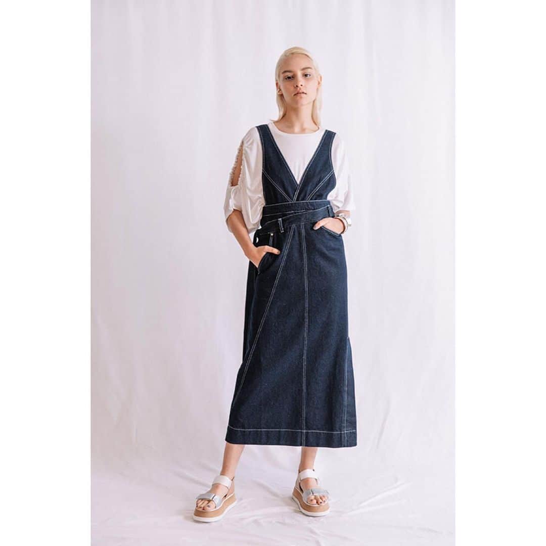 AULA AILAのインスタグラム：「【2021 HIGH SUMMER COLLECTION】  ASYMMETRY LOOSE PULLOVER OFF WHITE/ BLACK/ KHAKI/BROWN SIZE:0 ￥10,000  3WAY JUMPER SKIRT OFF WHITE/ GRAY/ LT.BLUE/ INDIGO SIZE:0/1 ￥22,000  ✔️OFFICIAL WEB STOREにて、先行予約会を開催中！ 期間中ご予約いただいたお客様に、ポイント20倍をプレゼントいたします。  是非ご覧くださいませ。」