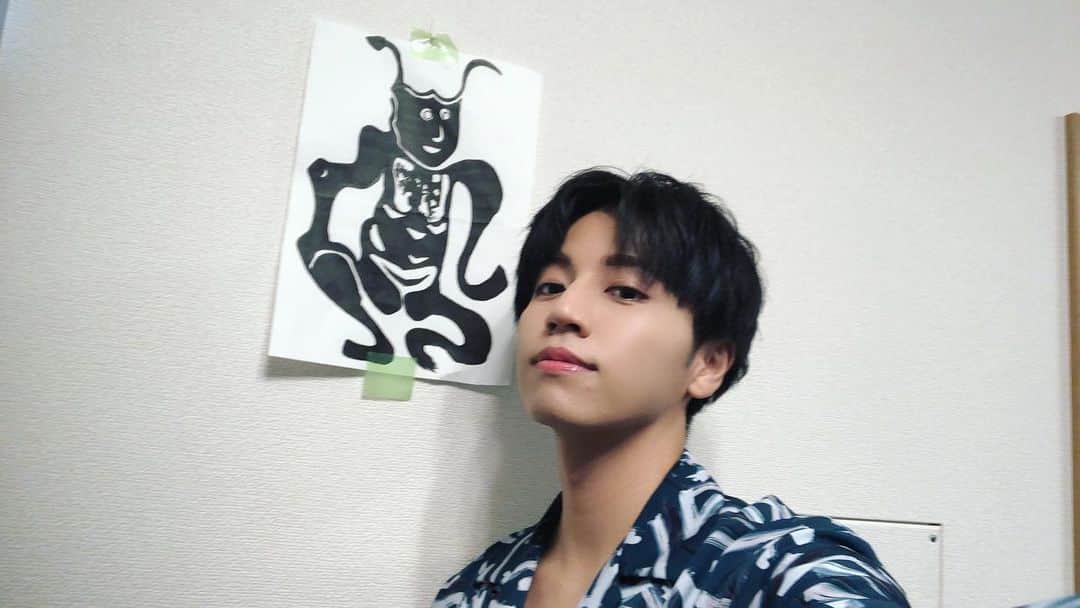 REO のインスタグラム：「お久しぶりです。このアカウントをこのまま残しておこうと思ってたんだけどせっかく沢山の方が今でもフォローをして下さっているので何か更新していけないかと考えました！主に僕の好きなファッション関係、RE:OMGのアパレル関連など私服コーデや好きなものをじゃんじゃん軽率に更新していきたいと思っています。オフィシャルとは違った雰囲気で楽しめるかと思います。どちらも引き続きよろしくね✌️✨なんでこの写真が一発目w  REO」