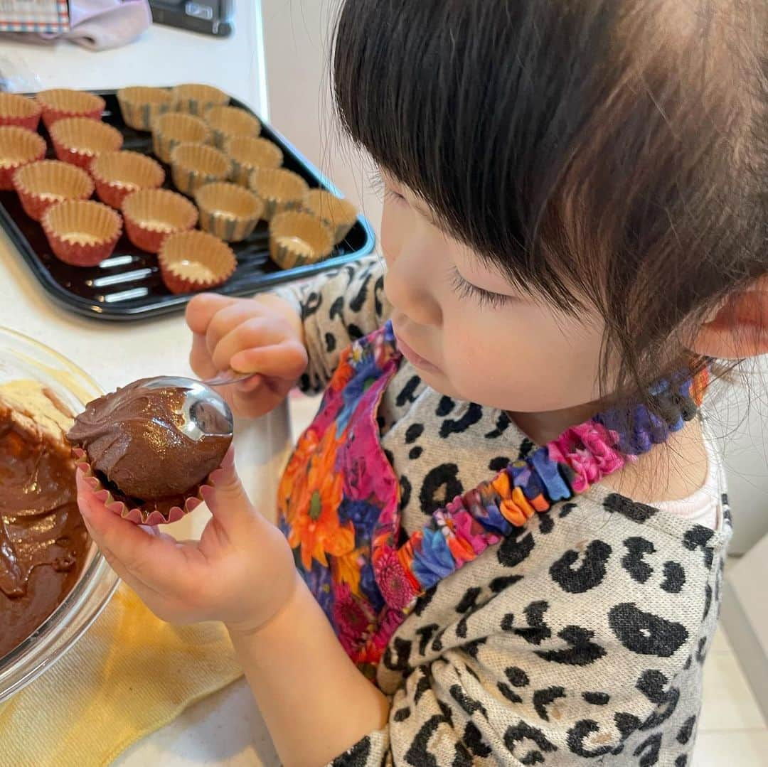 大菅小百合さんのインスタグラム写真 - (大菅小百合Instagram)「Valentine's Day❤️✨ 自分でやると張り切っていたので🍫🥣💪🏻 ママは少しお手伝いをしただけ😍‼️ 色んな事ができるようになってその姿がママは嬉しかったなぁ〜😭💕 ・ ・ ・ #バレンタイン #Valentine #3y10m #娘手作り #ママはオーブン係 #2月14日」2月14日 12時18分 - sayuriosuga1027