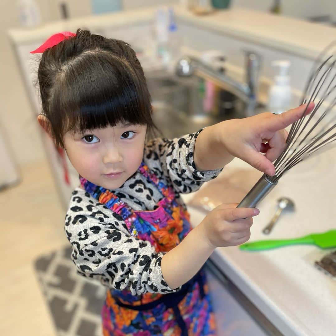大菅小百合のインスタグラム：「Valentine's Day❤️✨ 自分でやると張り切っていたので🍫🥣💪🏻 ママは少しお手伝いをしただけ😍‼️ 色んな事ができるようになってその姿がママは嬉しかったなぁ〜😭💕 ・ ・ ・ #バレンタイン #Valentine #3y10m #娘手作り #ママはオーブン係 #2月14日」
