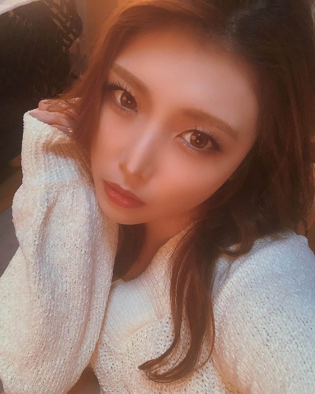 新村あかりのインスタグラム：「撮影でギャルぽいメイクしてもらいました！デコ出しは珍しい〜🥺✨  #ギャル #セクシー女優」