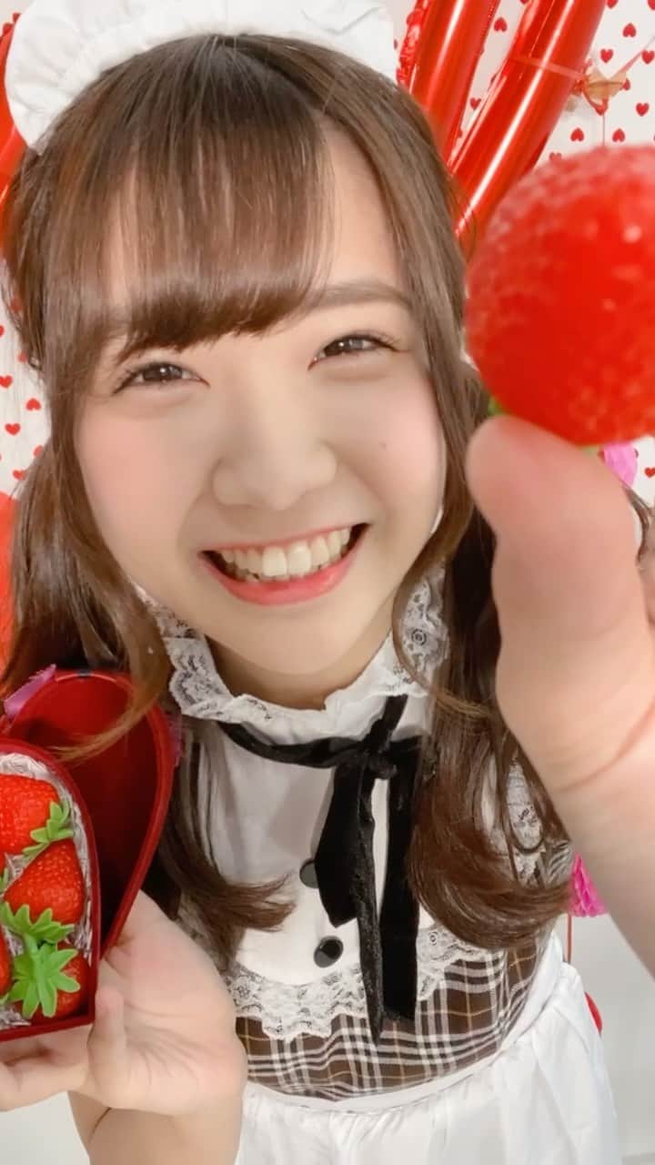 天羽希純のインスタグラム：「バレンタインデーKISS🍫💋  #バレンタインデー #バレンタイン #ハッピーバレンタイン #valentine #チョコレート #バレンタインチョコ #本命チョコ #友チョコ #メイド服 #コスプレ #cosplay #maidcafe #maid #ツインテール #ヘアアレンジ #twintail」