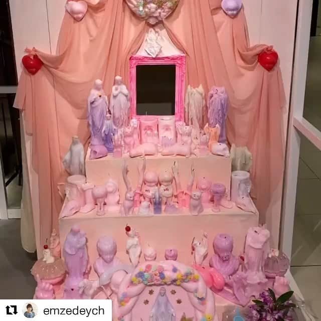 北岸由美のインスタグラム：「本日最終日です！ よろしくお願いします。  #Repost @emzedeych  ・・・ 毎日たくさんの方にお越しいただき すごく嬉しいです❤️ 今日入れてあと2日！ 早いですね😭 最終日の明日17時ぐらいから この祭壇に飾っているキャンドルを 期間中作品をお買い求めしてくださった方 SNSにアップしてくださった方限定で プレゼントいたします❤️ レシートかアップしたSNSを見せてください❤️ 大阪と東京で展示しており 展示用として制作したので処理などしておりません。 カケ、割れ、へこみ、ゆがみ、褪色があり、汚れやホコリもついていると思います。 それでもよろしい方、 汚れてもいいマイバッグを持参してお越しください！ 上と下に飾っている大作と壁に付いているキャンドルはお渡しできません。 祭壇の棚に置いてあるものです。 それでは、残り2日 みずほ百貨店楽しく参ります❤️ . #みずほ百貨店 #渋谷パルコ」