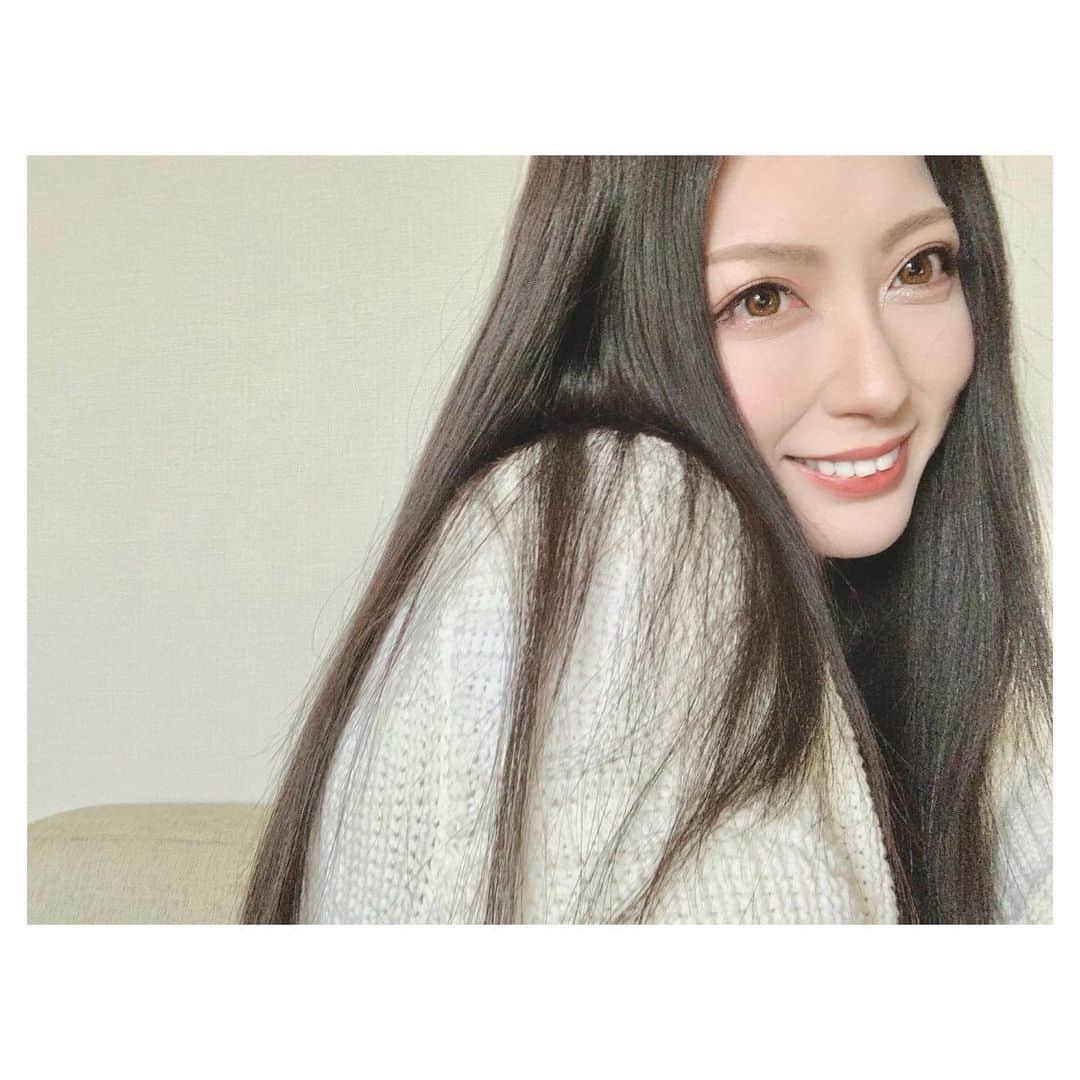 Nacoのインスタグラム：「好きなものを好きと言って何が悪い。 好きなことを好きと言って何が悪い。 好きなひとを好きと言って何が悪い。  ダメなことでも恥ずかしいことでもなんでもない。 素直になればいい。胸を張ればいい。 個性なんて人それぞれあるんだからもっと個性を大事にすればいい^^ たった一度の自分の人生なんだから堂々と生きればいい。  生きている世界だとか環境だとか重要なのはそんな事じゃなくみんなそれぞれに与えられた"命"を持って"生きている"ってこと。  大切なのは"自分らしく"生きること😊 . . #今日も笑顔で頑張ろう」