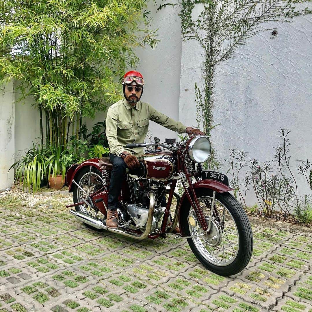 Wak Doyokのインスタグラム：「Selamat pagi. Dah sarapan. Panaskan engine sting lama tak ride moto triumph ni 😎 #TriumphSpeedTwin #Triumph #TakPanaske #AkuYangPakaikoYangPanas #KodahKenapa #WdCigar #MegWak #WakDoyok #LegasiWakDoyok #WDLifeStyle #WakDoyokFC #BeardedGentlemen #Sedagher #MensWear #Fashion #MensFashionReview #StreetFashion #Dapper #Ootd #Style #MensFashionPost #TheMenClub #MenWithClass #Details #Sartorialist #Pittiuomo #Class #British #Usa」