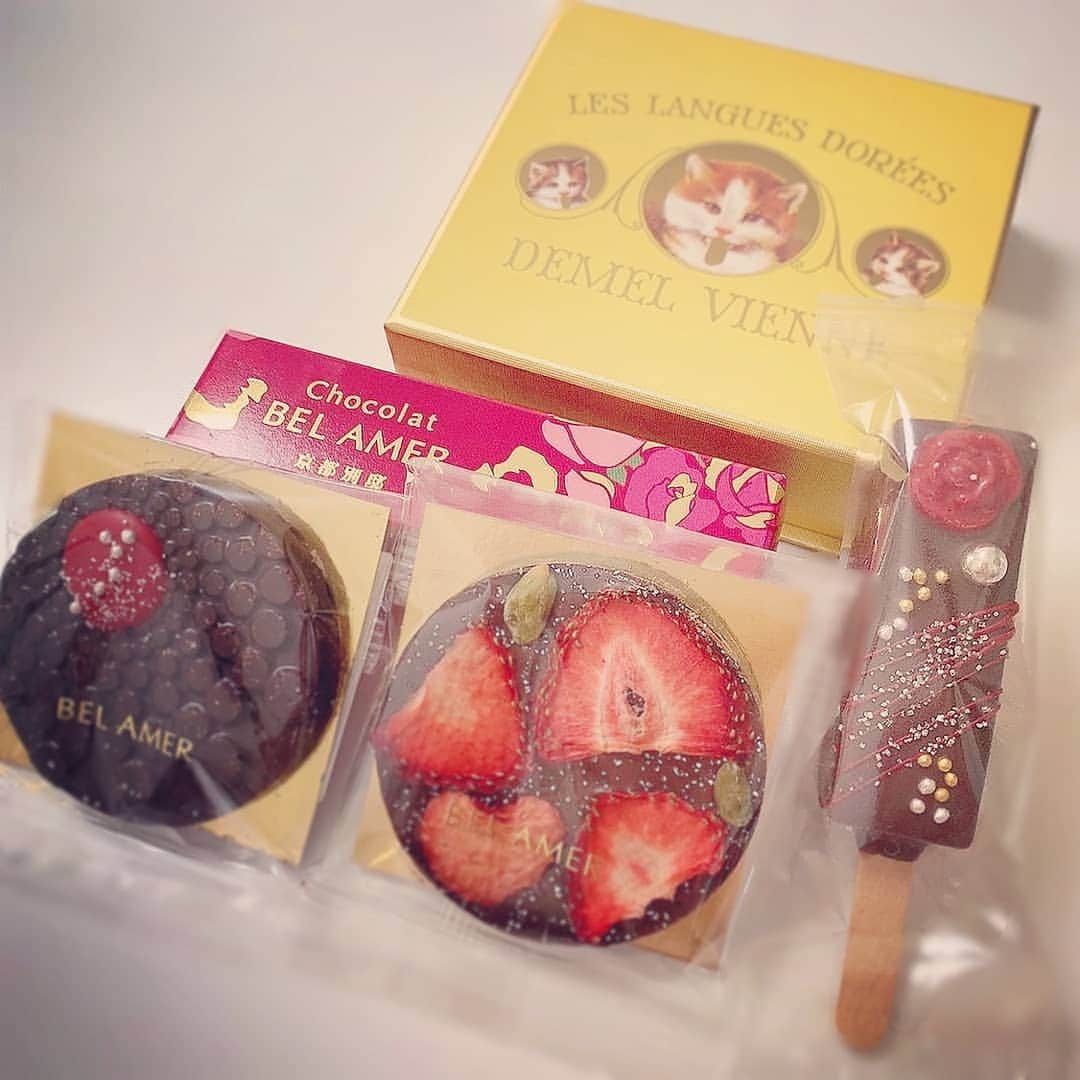 栗田萌のインスタグラム：「Happy Valentine's Day❣️  ほとんど自分用。笑 ちょこっと家族✨ #DEMEL #BELAMER #valentines  #バレンタイン #ハッピーバレンタイン 🤗💕」