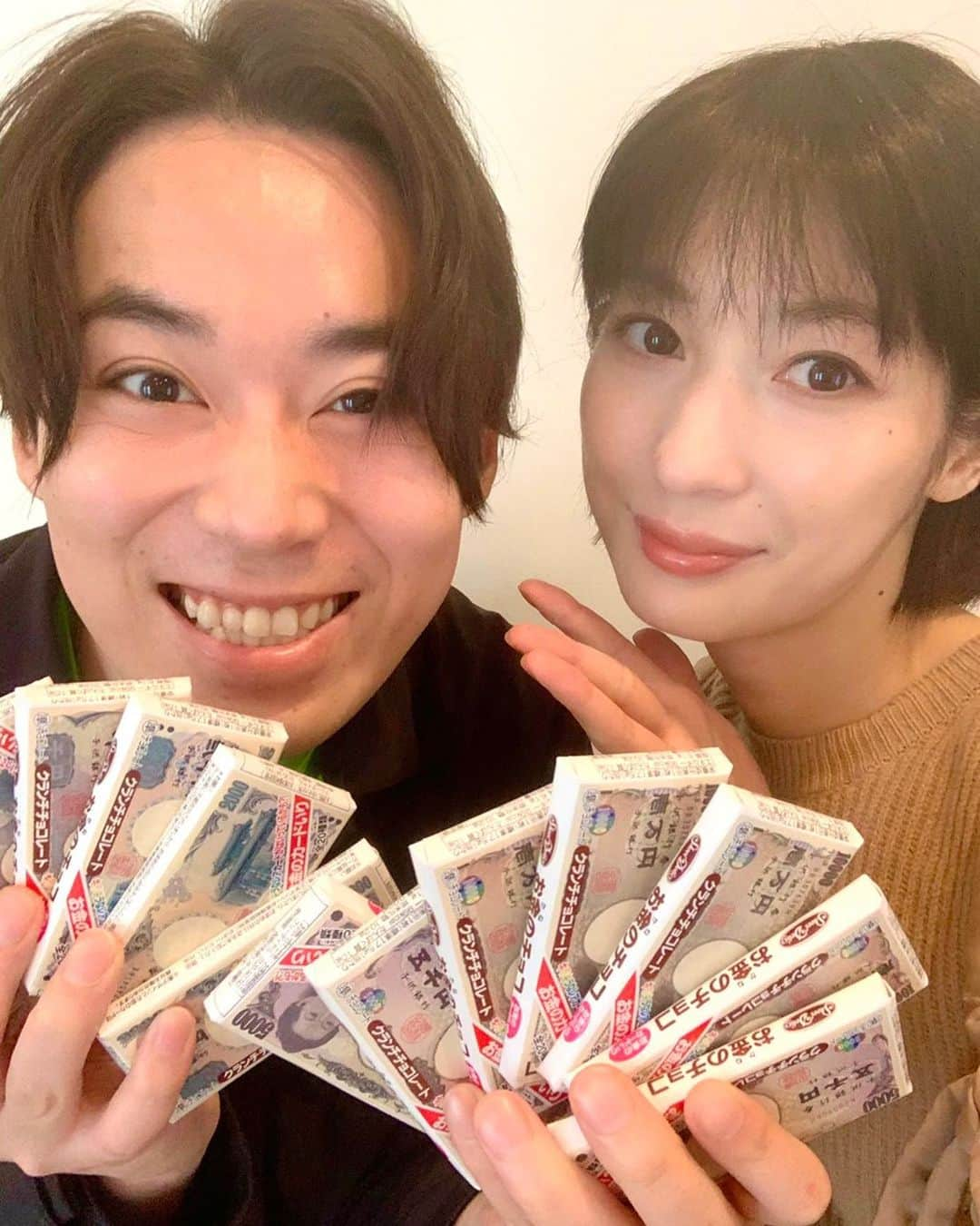 佐藤大樹のインスタグラム：「ハッピーバレンタイン🌹 彼女が佐藤は私じゃなくてお金が好きだからって大量にくれたよ〜 って違うから！お金じゃないからー！！  。。でも本物のお金の方がいいなぁ〜  #お金チョコ#ハッピーバレンタイン#ありがとう#カップル#カップルグラム #カップルフォト #カップルさんと繋がりたい#7万円分#実物がほちい#お嬢様#ヒモ」