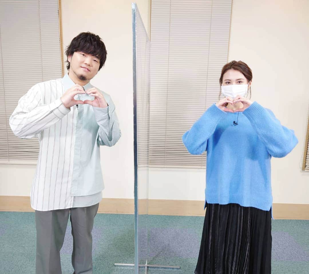 TBS「はやドキ！」のインスタグラム：「秦基博さんを直撃🎤﻿ ﻿ ニューシングル「泣き笑いのエピソード」﻿ などについて伺いました🎼✨﻿ ﻿ 寝起きや車の中などリラックスしているときに﻿ 素敵なフレーズが思い付くようです✏️📘﻿ ﻿ 今年デビュー15周年を迎える秦さんの﻿ これからの活躍も楽しみにしています！﻿ ﻿ ありがとうございました🙇‍♀️﻿ ﻿ ﻿ 山形﻿ ﻿ ﻿ #秦基博 さん﻿ #直撃🎤﻿ #山形純菜﻿ #アナウンサー﻿ #はやドキ﻿ #tbs」