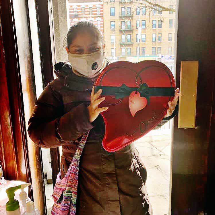 Ilana Wilesのインスタグラム：「“Ilana, We are in awe of what you were able to accomplish in the span of a few hours. The chocolates arrived just in time (we were worried because there were delays with the storms!) but we got them and distributed them yesterday. I am attaching some pictures that you can share. I hope you see the smiles through the masks. Diapers went out the door too! But the chocolates were something quite special. Thanks for filling Valentine's Day with a bit more love. - Holly” // You guys did this!!!! Thank you to everyone who contributed to my micro fundraising initiative to raise $4k for @nidodeesperanza. We were able to give 80 new moms who live below the poverty level a week’s worth of diapers and a big box of chocolates for Valentine’s Day!!! This email made me cry and feel like ten years of building an audience was all worth it. I’ve got my next community act of kindness already planned. Stay tuned!!!!」