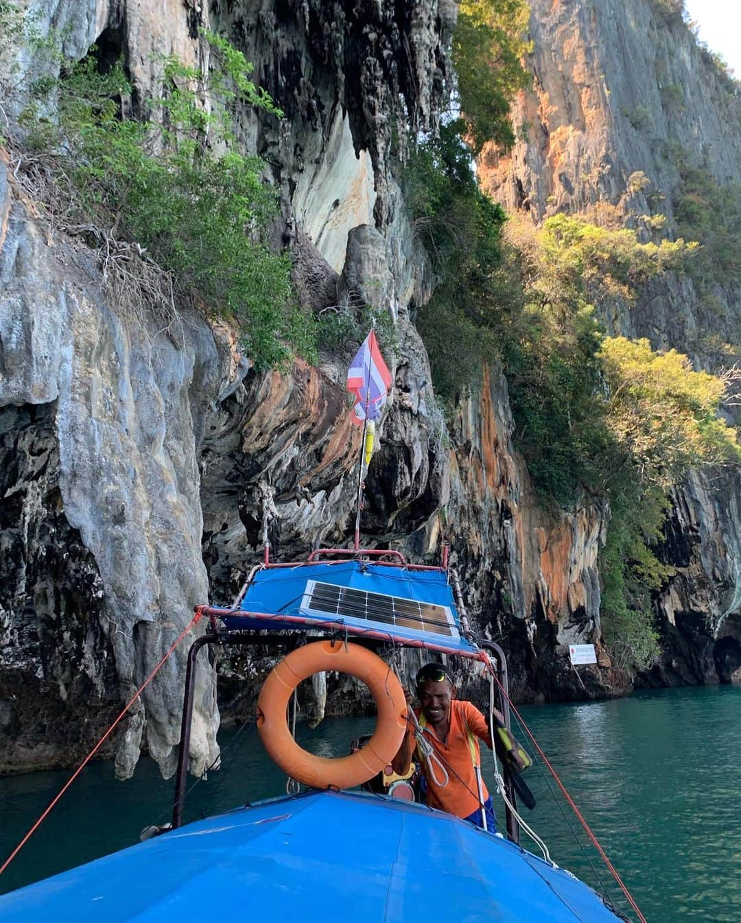 tamatamagoさんのインスタグラム写真 - (tamatamagoInstagram)「Pictures from yesterday's island hopping tour ☺️  #マオちゃんのクラビ島巡り2021 ①  どこから話したらいいのか😆 とにかく船頭さんが陽気でサービス精神旺盛な方ですばらしかったんです。 ムスリムでワンコNGの人が多い中、「お客さんは旅行に来てるのに、そんなのおかしいぜ！オイラはオッケーだぜ！」ってマオねぇを迎えてくれました☺️  お仲間の船(みなさんムスリム)とすれ違うたびに「すげー！」「でっかい犬乗せてるぜぇー」って歓声が上がるんだけど「犬乗せちゃいけないって❓テヤンデェ‼️ワハハ😆😆」みたいなおじさんで😆 何十年もこの仕事してて、初めてワンコ乗っけたよーって。 オイラは猫を愛してるから気持ちは分かるよぉ。自分が食えずにお腹空いたって猫にお腹すかせるわけにゃいかねぇや‼️ とも言ってました✨  マオねぇはこの通り。 いつになったら泳げるのか…。 これだけを考えてるのがよく分かります😆  まだまだポストは続くので、お付き合い下さーい😆  ① 行きたかったポダ島方面はワンコダメになっちゃってたので、まずはホン島を目指しました。ここクラビは断崖絶壁とエメラルドグリーンの海が見所！  ②おっっちゃんが迎えに来た  ③結構なスピードで進む  ④小島がいっぱい。  ⑤ニコリ☺️内心は「🐶舟とかいいから早く泳がして下しゃい‼️」  ⑥旅のプラン。メインビーチには係の人がいるから下りれないけど、ホン島の人気スポット、ラグーン(ラグーナー)はおっちゃん曰く船から見りゃ違反じゃないだろぅー👍🏻下りなきゃいいんじゃ！😆  ⑦船頭のおっちゃん✨  2021/02/14  #クラビ　#タイ　#タイ旅行　#ゴールデンレトリバー #レトリバー　#ゴールデンレトリバーのいる生活 #大型犬 #goldenretriever #goldenretrieversofinstagram #goldenretrieverlove #goldenretrieversworld #instagood #instagolden #welovegoldens #dogsofinstagram #thailand #krabi #beach #islandhopping」2月14日 12時40分 - tamatamago