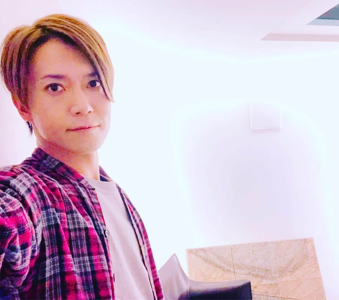 SHINPEIのインスタグラム：「BREAKERZ 2021年2月10日発売﻿ ニューシングル「I love my daughter」﻿ ﻿ おかげさまで好評の声を沢山頂いています、とても嬉しいです！﻿ ﻿ TikTokでのプロモーション﻿ vt.tiktok.com/ZSJ1KP6HR/﻿ ﻿ BREAKERZ×LINE MUSIC オンラインカラオケ大会﻿ https://breakerz-web.net/news/other_055.html﻿ ﻿ ミュージックビデオ﻿ https://youtu.be/unugGtN89QM﻿ ﻿ 音源配信﻿ https://breakerz.lnk.to/ilovemydaughter﻿ ﻿ 色々な展開をしています、是非BREAKERZの音楽を楽しんでください。﻿ ﻿ そして今日2/14(日)は「BREAKERZ VALENTINE LIVE 2021 -Bitter & Sweet-を開催します！﻿ ﻿ 新型コロナウィルスや地震などの天災で不安定な状況が続きますが、BREAKERZの音楽が少しでも人生の癒しや活力となりますように。」