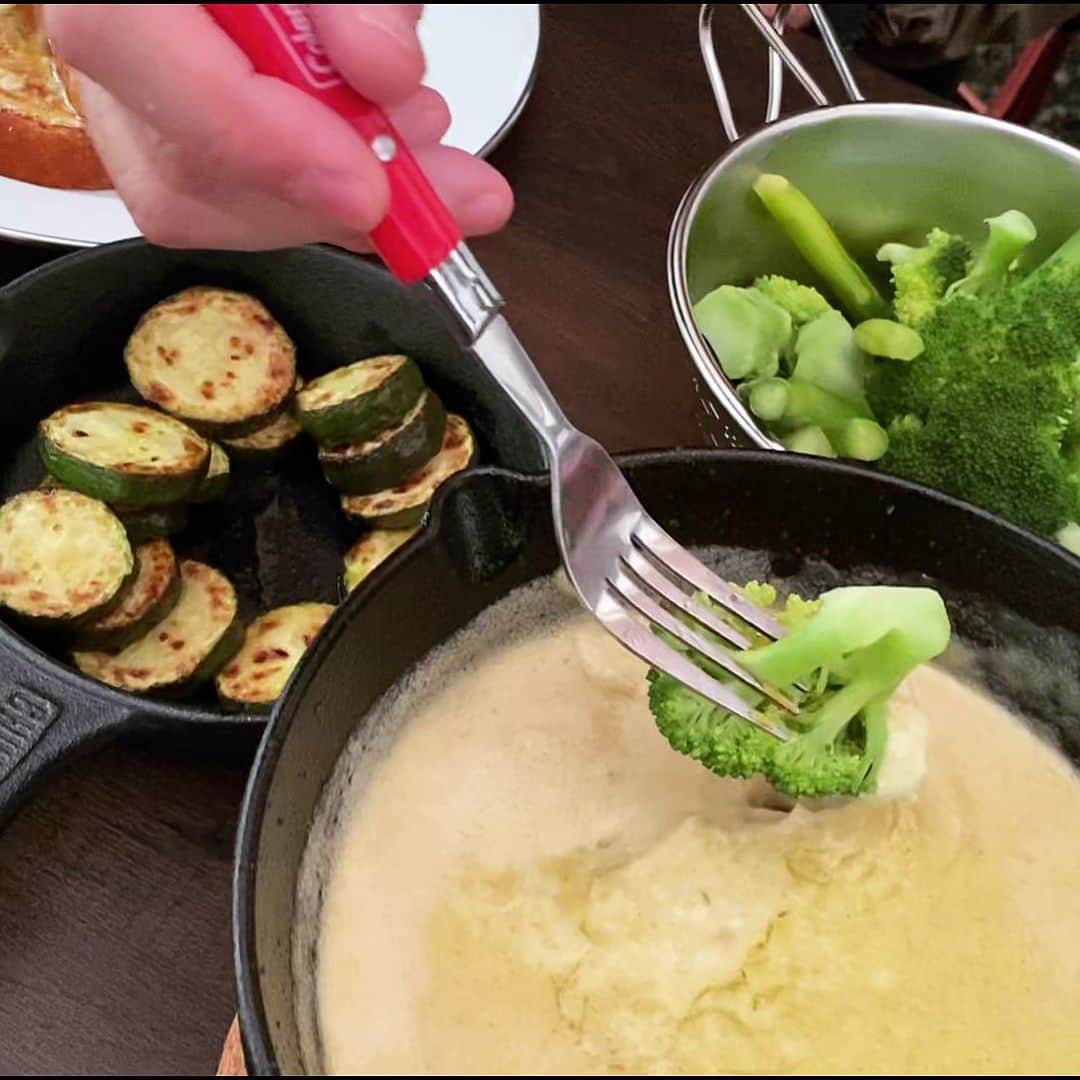 植草克秀のインスタグラム：「いい加減焦らしすぎ！と言われそうなので、なにを作ってたかの答えを😂  正解はバーニャカウダでした！  俺流ではじめに玉ねぎのみじん切りを入れたんだよ〜何人か正解してる人いたね。おめでとう🎉  #植草克秀  #katsuhideuekusa  #キャンプ #キャンプ飯」