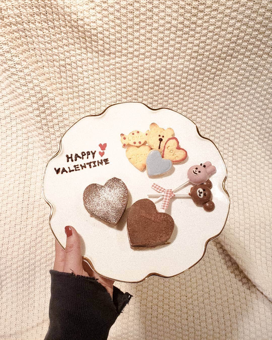 RISAさんのインスタグラム写真 - (RISAInstagram)「. Happy Valentine′s Day🍫💝  今年は生チョコタルトとクッキー🍪 簡単に作れる🧸と🐰のチョコ🤎  #valentine#valentineday #バレンタイン#手作りバレンタイン」2月14日 12時44分 - riichan_s