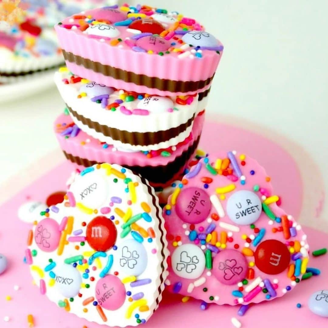 miniさんのインスタグラム写真 - (miniInstagram)「Happy Valentine💝 どうかみんなが無事で、楽しいバレンタインになりますように🙏🏾 いつかアリエルと一緒にバレンタインを作る日を楽しみにしてるよ👶🏽💘 #happyvalentinesday #valentine #valentinesday #sweetheart #candyhearts #capcake」2月14日 12時44分 - mini.stagram