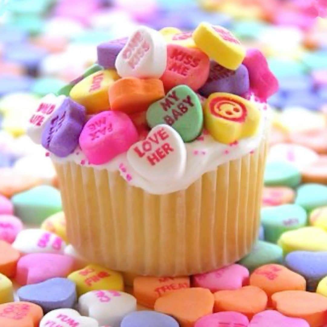 miniさんのインスタグラム写真 - (miniInstagram)「Happy Valentine💝 どうかみんなが無事で、楽しいバレンタインになりますように🙏🏾 いつかアリエルと一緒にバレンタインを作る日を楽しみにしてるよ👶🏽💘 #happyvalentinesday #valentine #valentinesday #sweetheart #candyhearts #capcake」2月14日 12時44分 - mini.stagram