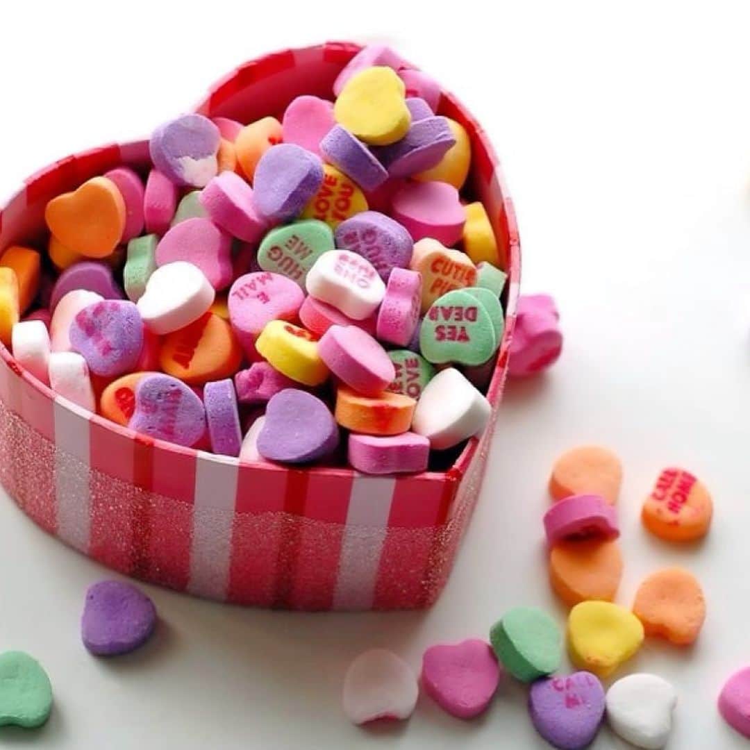 miniのインスタグラム：「Happy Valentine💝 どうかみんなが無事で、楽しいバレンタインになりますように🙏🏾 いつかアリエルと一緒にバレンタインを作る日を楽しみにしてるよ👶🏽💘 #happyvalentinesday #valentine #valentinesday #sweetheart #candyhearts #capcake」