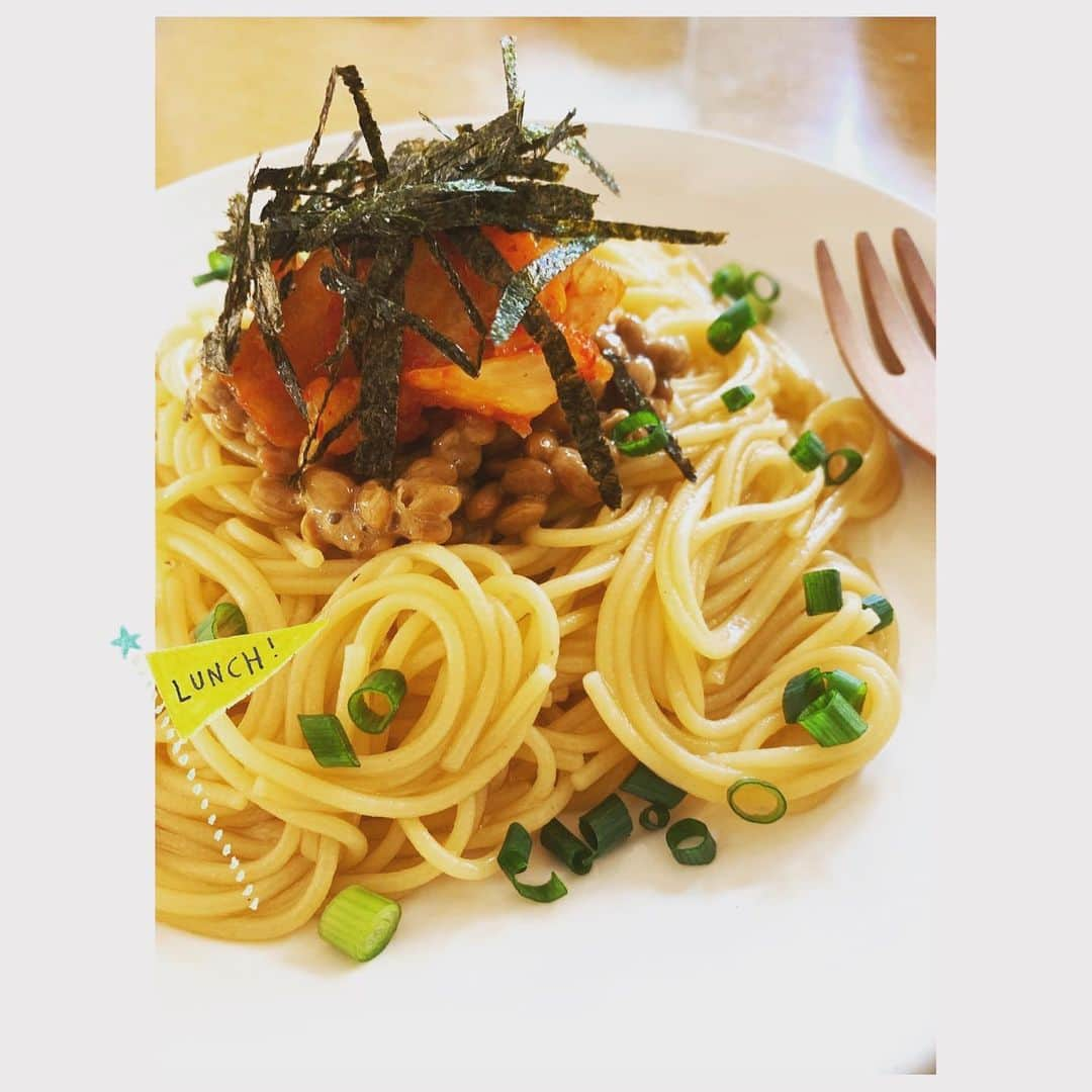 下川みくにさんのインスタグラム写真 - (下川みくにInstagram)「納豆キムチパスタ たまに食べたくなります  発酵食品同士だから お互いの相性も最高. 体にも良さそうですよね 今回もグルテンフリー麺です  茹でた麺をボールに移し オリーブオイルを回しかけ 麺つゆを入れ混ぜ合わせます  お皿に盛って 中央に納豆　 その上にキムチ 頂上に刻みのりを散らし 小ネギをパラパラして出来上がり.  めんつゆ優勝.  お腹が空いていると 食べるスピードが早くなったり 噛む回数が少なくなりがち.. なので常にモグモグタイムを 意識しています  #納豆#キムチ#パスタ #納豆キムチパスタ #ご飯記録#料理記録#昼食#ランチ #主婦クッキング#おうちご飯 #グルテンフリー#アルチェネロ #乾燥ロングパスタ #今日のごはん#暮らしの記録 #料理好きな人と繋がりたい#ご飯日記 #手料理#ご飯に合うおかず #丁寧に#作る #mikuni飯」2月14日 12時44分 - mikuni_shimokawa