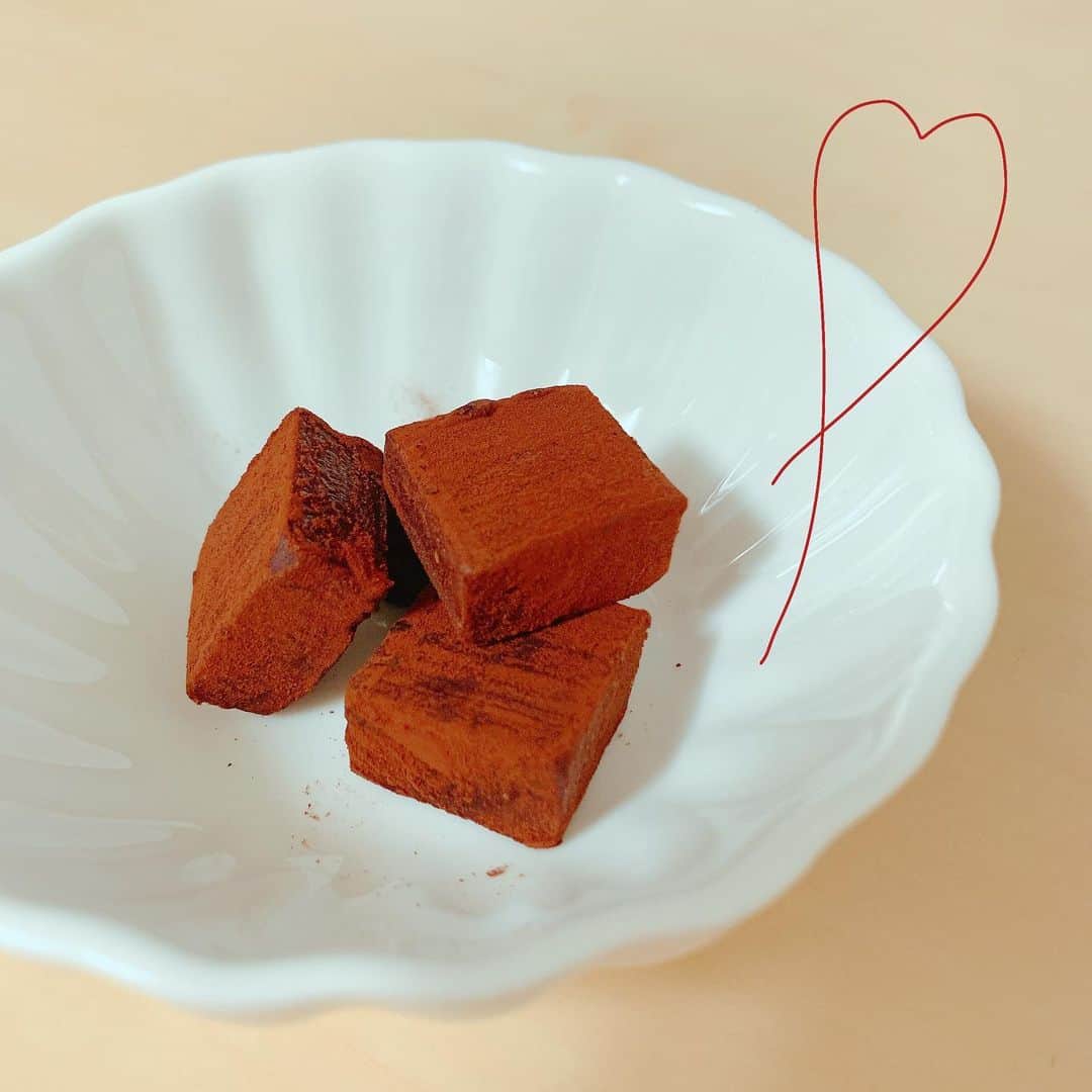 さくまみおのインスタグラム：「いつもありがとうございます…♡ 素敵な1日になりますように🍫  #バレンタイン #バレンタインデーチョコ  #なんだかんだ生チョコが一番好き #10年程前まではワクワクする日だった #今はただただ美味しい日」