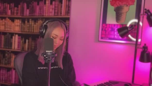 のインスタグラム：「𝙷𝚊𝚙𝚙𝚢 𝚅𝚊𝚕𝚎𝚗𝚝𝚒𝚗𝚎'𝚜 𝚍𝚊𝚢!﻿ ﻿  YouTuberみたいなかんじで歌ってみたよ💜🍫✨﻿ ﻿  初披露な最新曲たちやバラード弾き語りをお届け ﻿ 「 #いいやま雪まつり Online LIVE~雪は君へのおくりもの~」ライブ動画配信Start ☃️❄️ ﻿ 3月15日 (23:59まで)の期間中「 いいやま雪まつり公式Youtube」にて視聴できます🎧 ﻿ 視聴してくれた方にはサイン入りグッズのプレゼント企画もあるのでチェックしてね！」