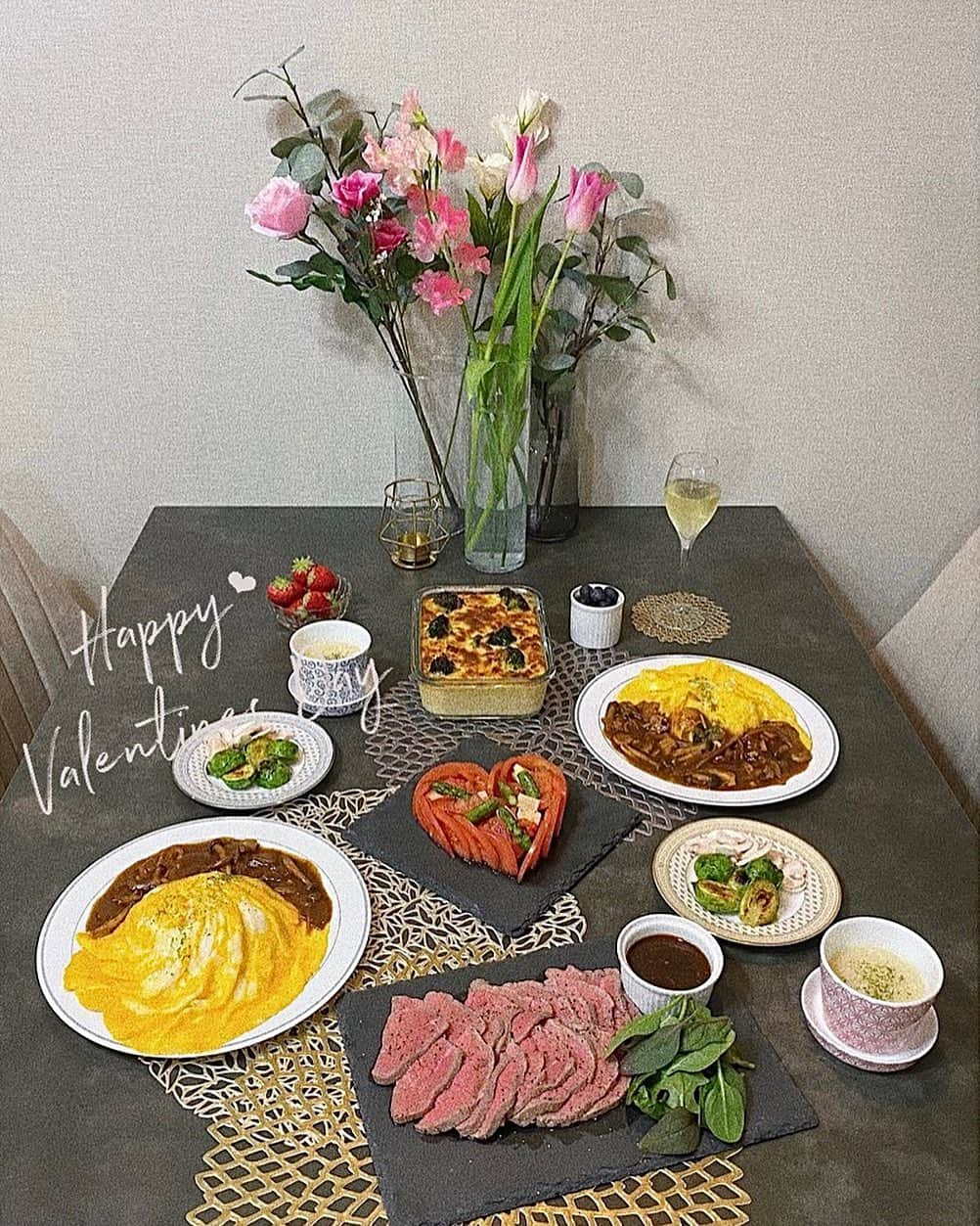 東野佑美さんのインスタグラム写真 - (東野佑美Instagram)「﻿ Valentine's Day Dinner 🍫﻿ ﻿ 載せられるようなものでなくて﻿ お恥ずかしいから後で消すかも😂🙏﻿ ﻿ #ローストビーフ﻿ #豆腐グラタン﻿ #オムライス﻿ #ビーフシチュー﻿ #カブと豆乳のポタージュ etc..﻿ ﻿ いつもと変わらないメニューだけど﻿ スライスしたトマトで♡作ってみた🧏🏻‍♀️﻿ ヘタを切ったトマトを半分に切ってスライスして﻿ ハート形に並べるだけ🍅﻿ ﻿ 👱🏻‍♂️が大喜びしてくれたから良し！笑﻿ ﻿ ﻿ #バレンタインディナー #バレンタインご飯 ﻿ #ゆんの飯 #おうちごはん」2月14日 12時53分 - yumi.higashino