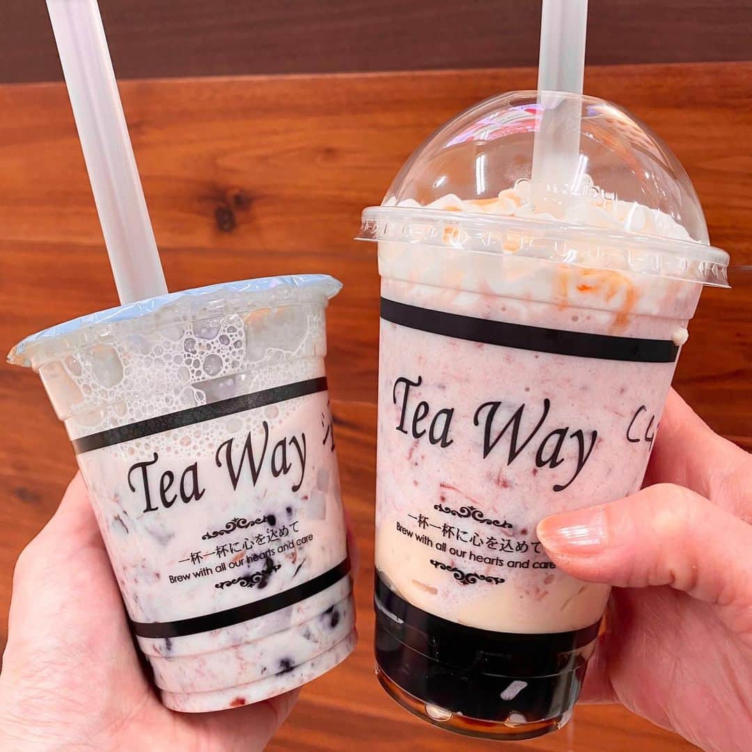 とぎもちさんのインスタグラム写真 - (とぎもちInstagram)「.﻿ ﻿ 【Tea Way 티웨이】﻿ ﻿ タピオカ専門店ティーウェイで﻿ ﻿ 期間限定﻿ ・苺ジュレミルク﻿ ・キャラメルムースと苺スムージー﻿ ﻿ どっちも今だけの苺シリーズ🍓💓﻿ ﻿ 苺ジュレミルクは﻿ イメージ写真と違い過ぎてびっくりしたけど﻿ とぅるんとぅるんの甘酸っぱい苺ジュレ入りで﻿ 甘い苺ミルクと﻿ もちもち大粒タピオカ🧋🍓﻿ ﻿ 美味しい！！😍✨﻿ ﻿ キャラメルムースと苺スムージーは﻿ 甘いキャラメルのプリン？的なプルプル入りで﻿ 苺スムージーとたっぷりの生クリーム﻿ そしてタピオカ入り！！﻿ ﻿ こっちも美味しかった💕﻿ ﻿ ゆめタウン行くと﻿ 買い物終えて食料品コーナーから﻿ そのまま買いに行っちゃうのが﻿ いつもの流れ🤣💓﻿ .﻿ #ティーウェイ #teaway #苺ジュレミルク #キャラメルムースと苺スムージー #タピオカ #高松 #香川 #日本 #티웨이 #딸기쥬레밀크 #카라멜무스앤딸기스무디 #다카마쓰 #카가와 #일본 #다카마쓰맛집  #먹스타그램 #토기모치 #とぎもちkorea #とぎもちティーウェイ #とぎもちタピオカ」2月14日 13時03分 - togistagram